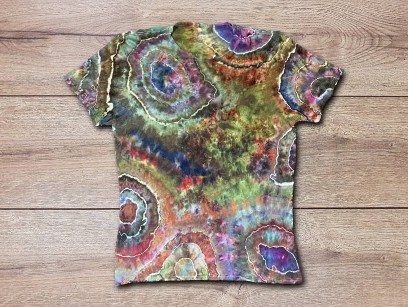 Earth Tone Geode Tie Dye T-Shirt - Handgemacht & Anpassbar Einzigartiges Rock-Muster von TulsaTieDye