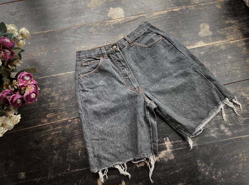 Blassschwarze Arizona Jeans 80Er Jahre Jeans Shorts - Made in Italy Distressed High Waist Midi Damen Mittlere Größe von TumbleweedsATTiTUDE
