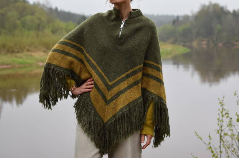 Vintage Handgestrickter Wollponcho Cape Retro Fransen-Mantel | Frauen M von TumbleweedsATTiTUDE