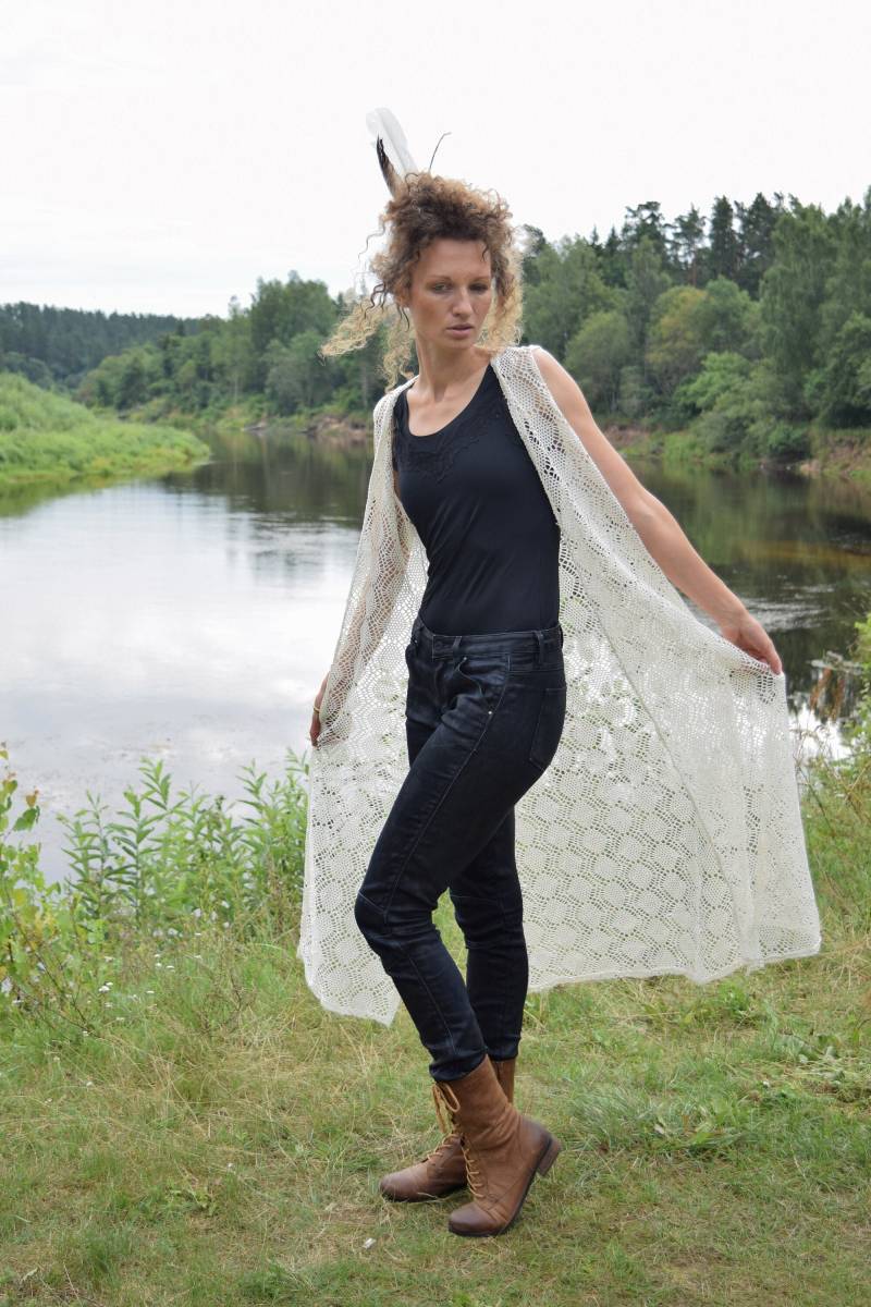 Weißer Gehäkelter Morgenmantel - Vintage Sommerkleid Boho Kleidung Transparenter Ärmelloser Mantel 60Er & 70Er Jahre Hippie Mode Größe Medium von TumbleweedsATTiTUDE