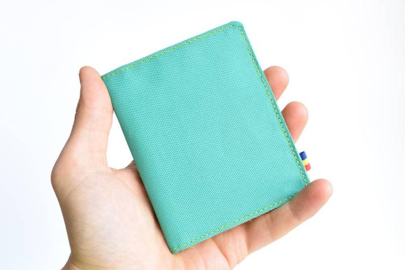 Smaragd-Grüne Cordura Bifold Geldbörse Vegan Schlanke Minimalist Upcycled von TurificHandmade