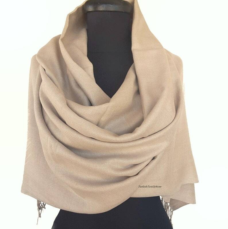 Grauer Pashmina Schal Hochzeitskleid Gast Braut Cover Up Wrap Brautjungfern Favor Geschenk Taupe Mutter Der Herren Schals von TurkishTextileStore