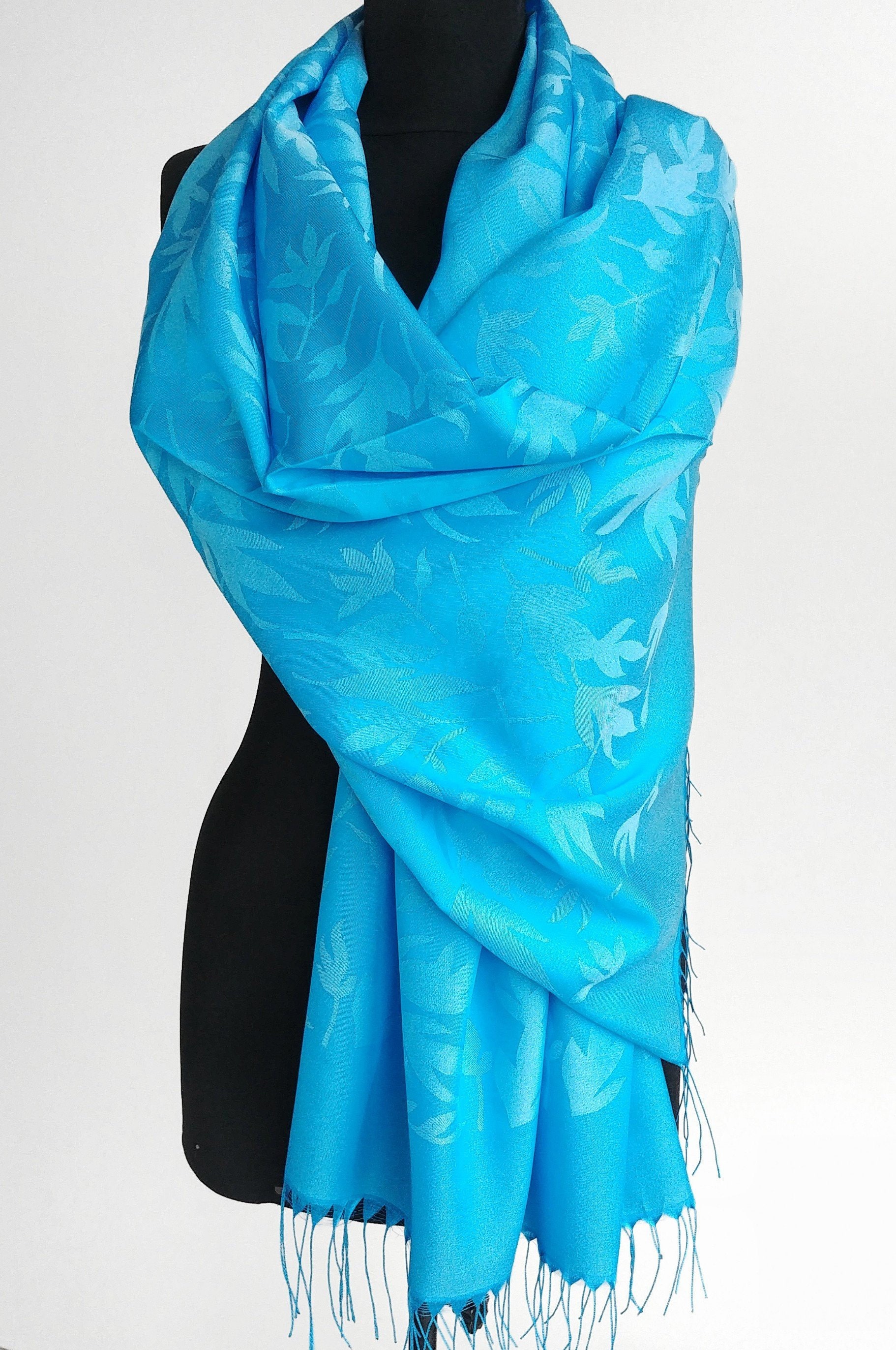Hellblauer Seidiger Schal Leichter Hellblauer Wrap Pashmina Mit Blättern Blauer Boho von TurkishTextileStore