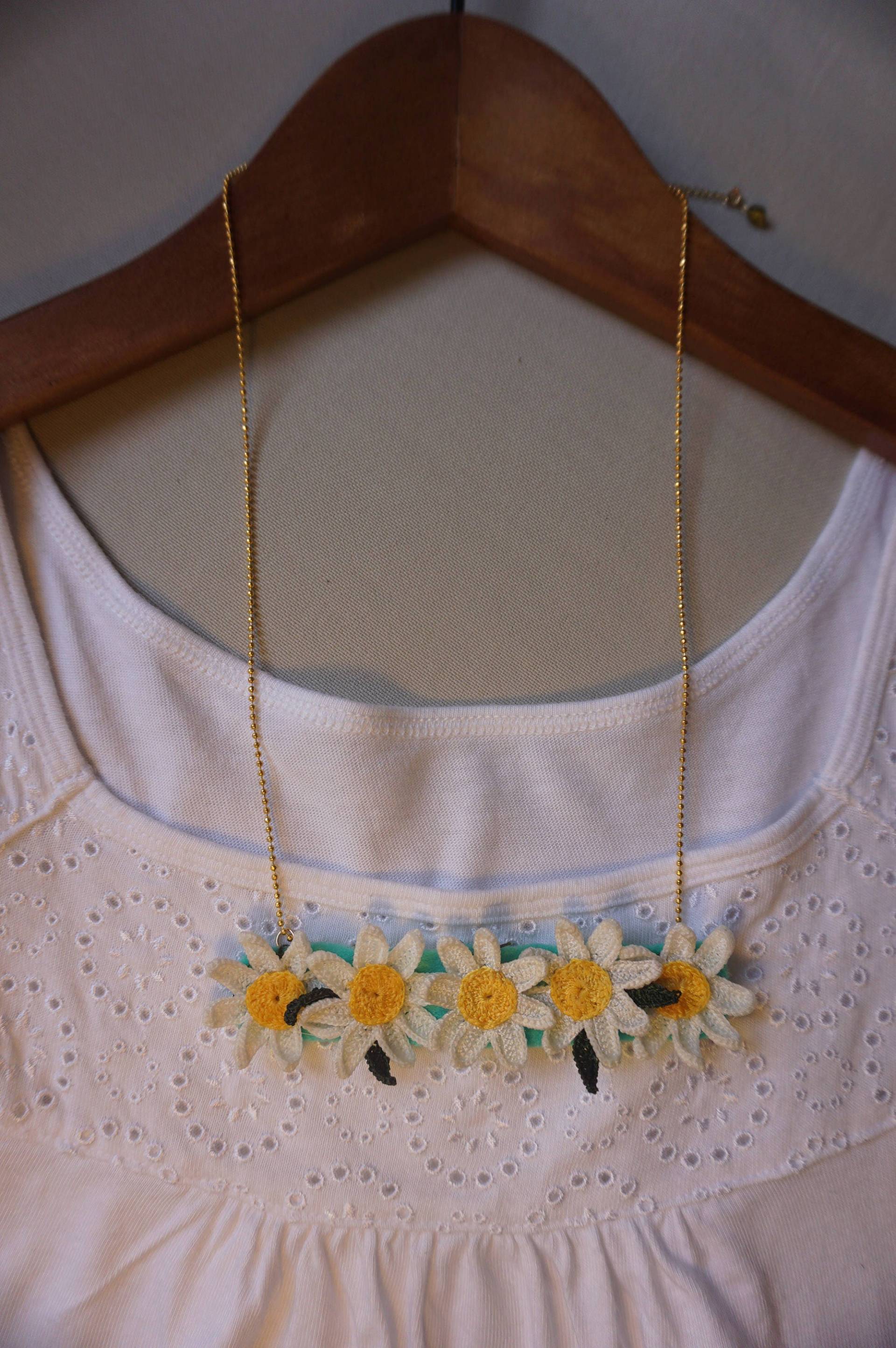 Gänseblümchen Gehäkeltes Halsband Gänseblümchen Gehäkeltes Halsband von Turkishcarpetkilimco