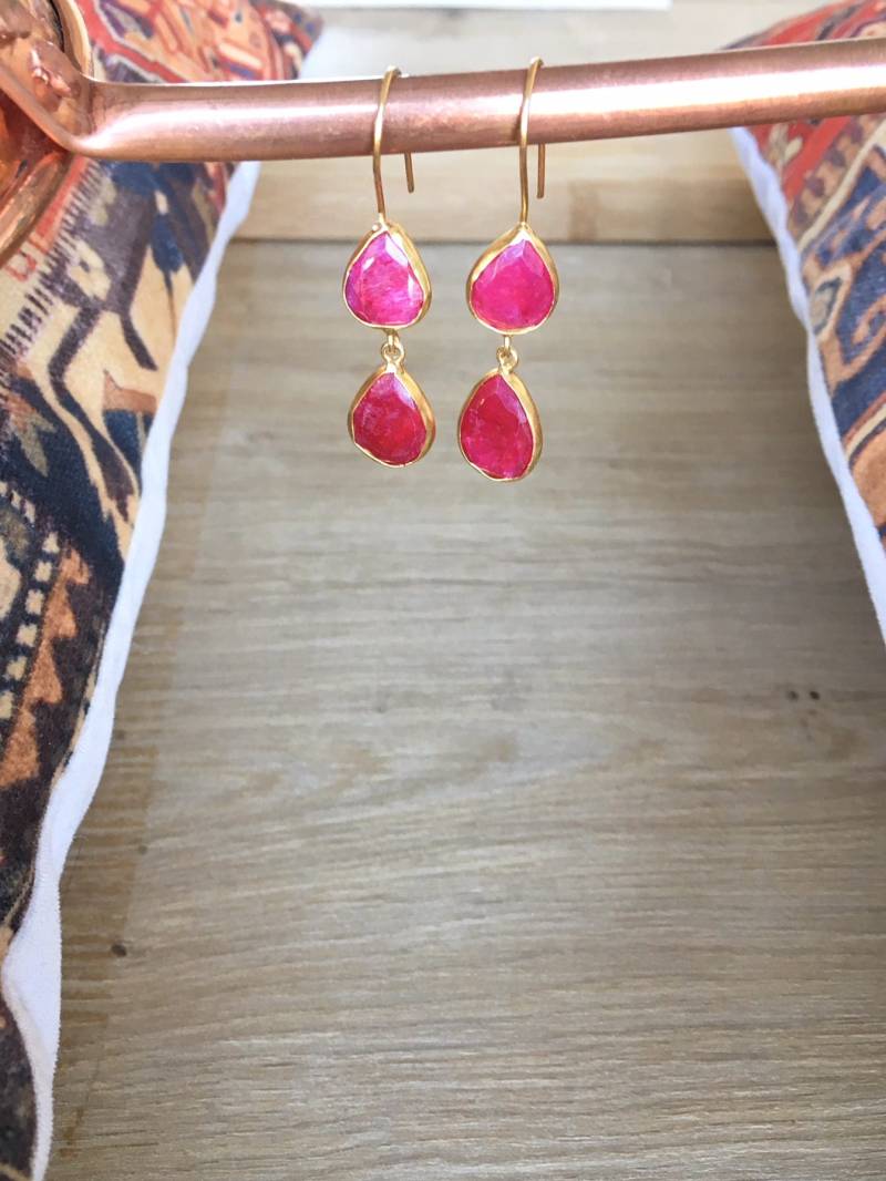 Echter Rubin Edelstein 22K Vergoldet Ohrringe, Handarbeit Schmuck, Bijoux, Weihnachtsgeschenk, Liebe, Sie, Rosa Geburtsstein, Rubin, Mama Echter Rubin Edelstein 22K Vergoldet Ohrringe, Handarbeit Schmuck, Bijoux, Weihnachtsgeschenk, Liebe, Sie, Rosa Geburtsstein, Rubin, Mama von TurkuazBazaarJewelry