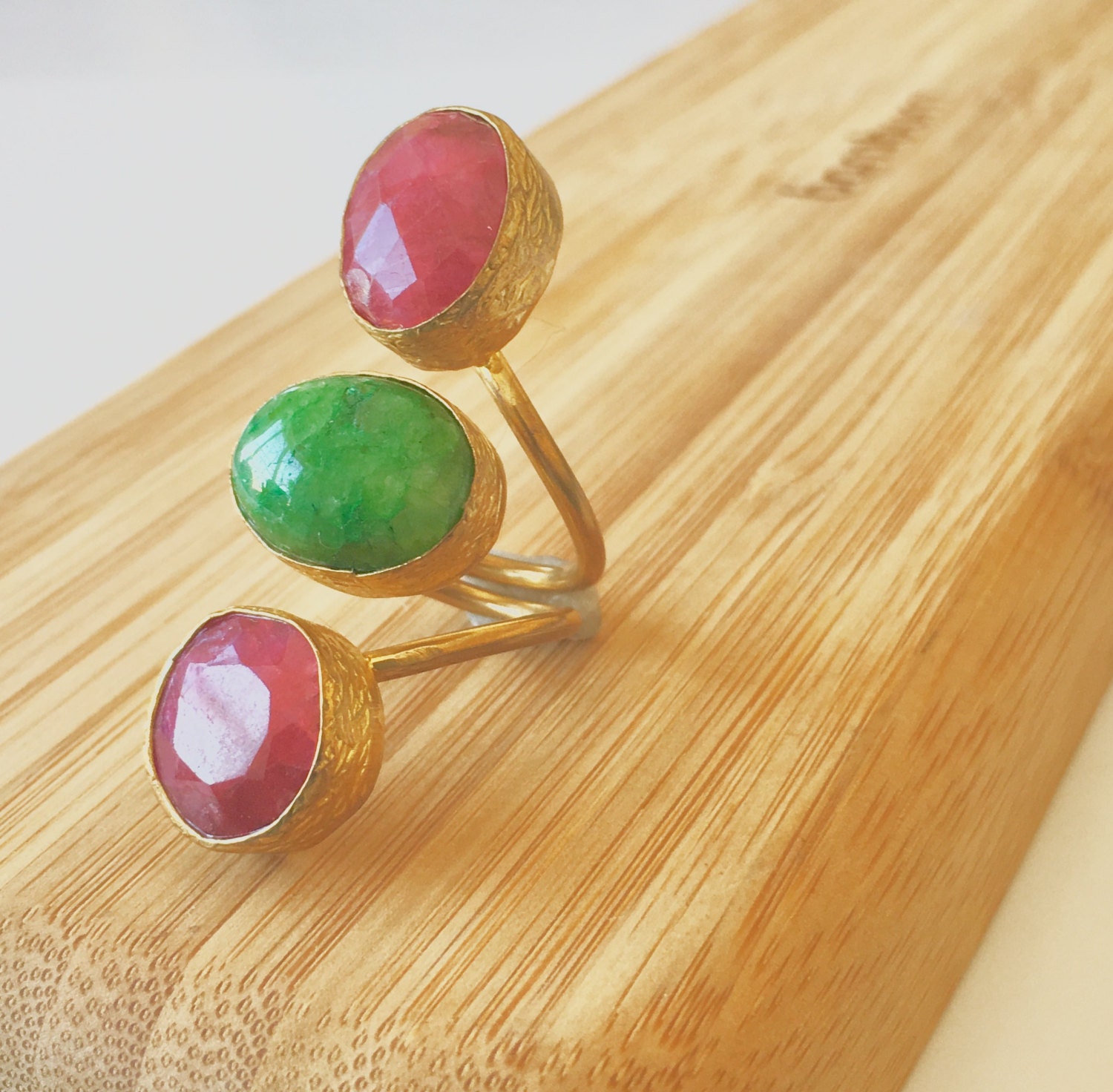 Multistone Rubin Smaragd Ring 22 K Gold Vergoldet Bohemian Schmuck Birthstone Retro-Schmuck Maxi Aussage Oversize Art Deco von TurkuazBazaarJewelry