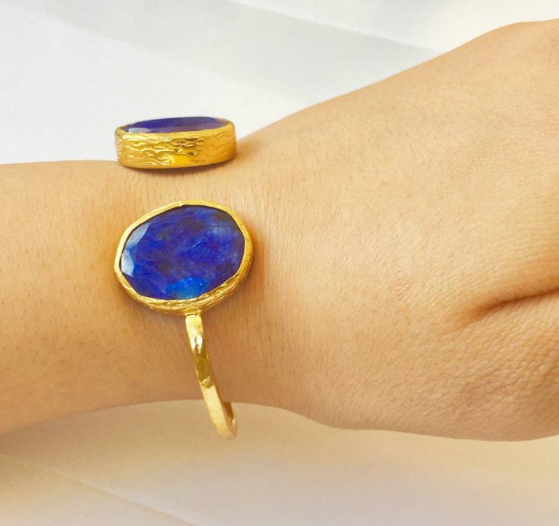 Saphir Armreif, Rohedelstein, Statement Schmuck, Bijoux, Boho Geschenk Für Sie, Geburtsstein Mutter Saphir Armreif, Rohedelstein, Statement Schmuck, Bijoux, Boho Geschenk Für Sie, Geburtsstein Mutter von TurkuazBazaarJewelry