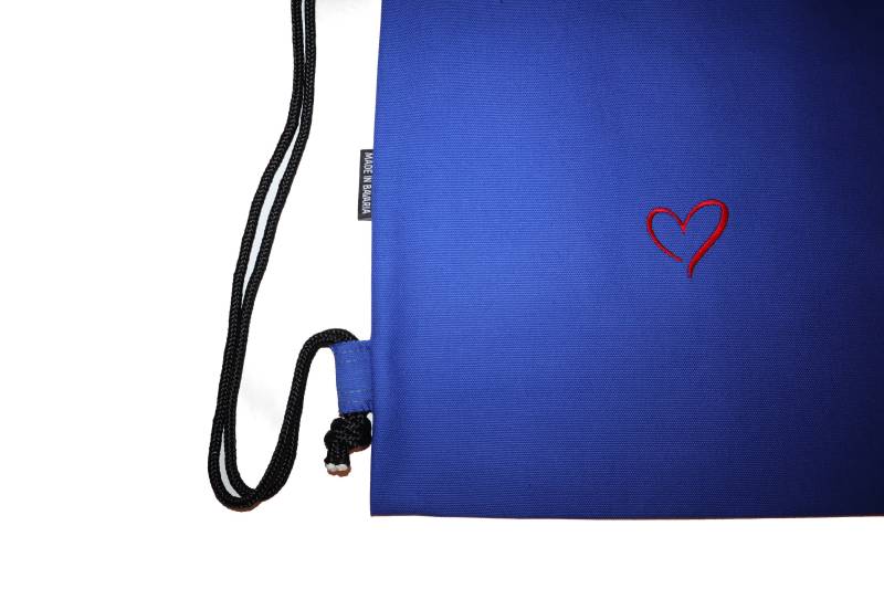 Blaue Tasche Turnbeutel Mit Rotem Herz Herzchen Bestickt Rucksack Geschenkidee 9 Farben Made in Germany Blitzversand Aus Dem Allgäu von Turnbeutelfabrik