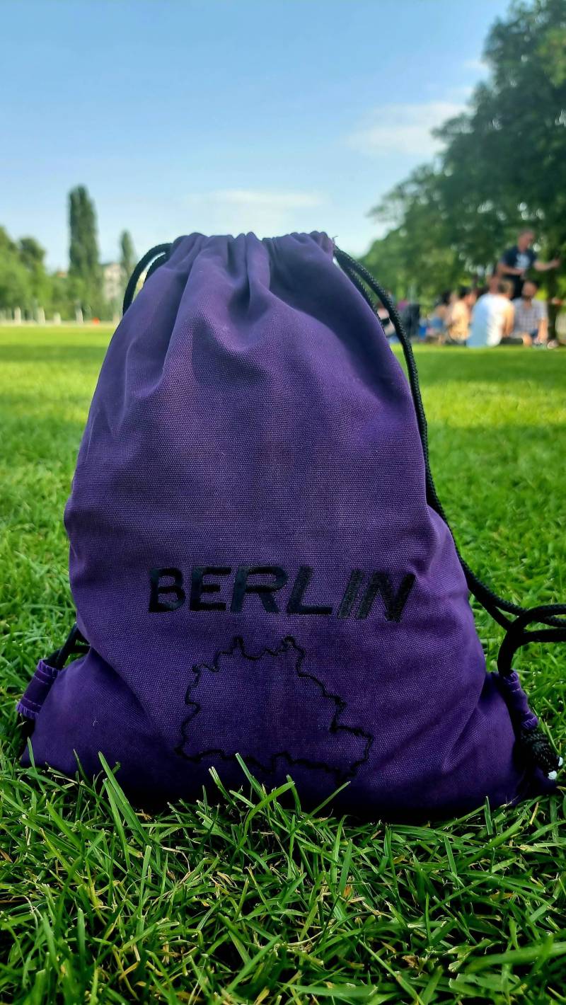 Made in Germany Berlin Umriss Turnbeutel Lila Bestickt Schwarz Erhältlich 9 Farben Tasche Rucksack Blitzversand Aus Dem Allgäu von Turnbeutelfabrik