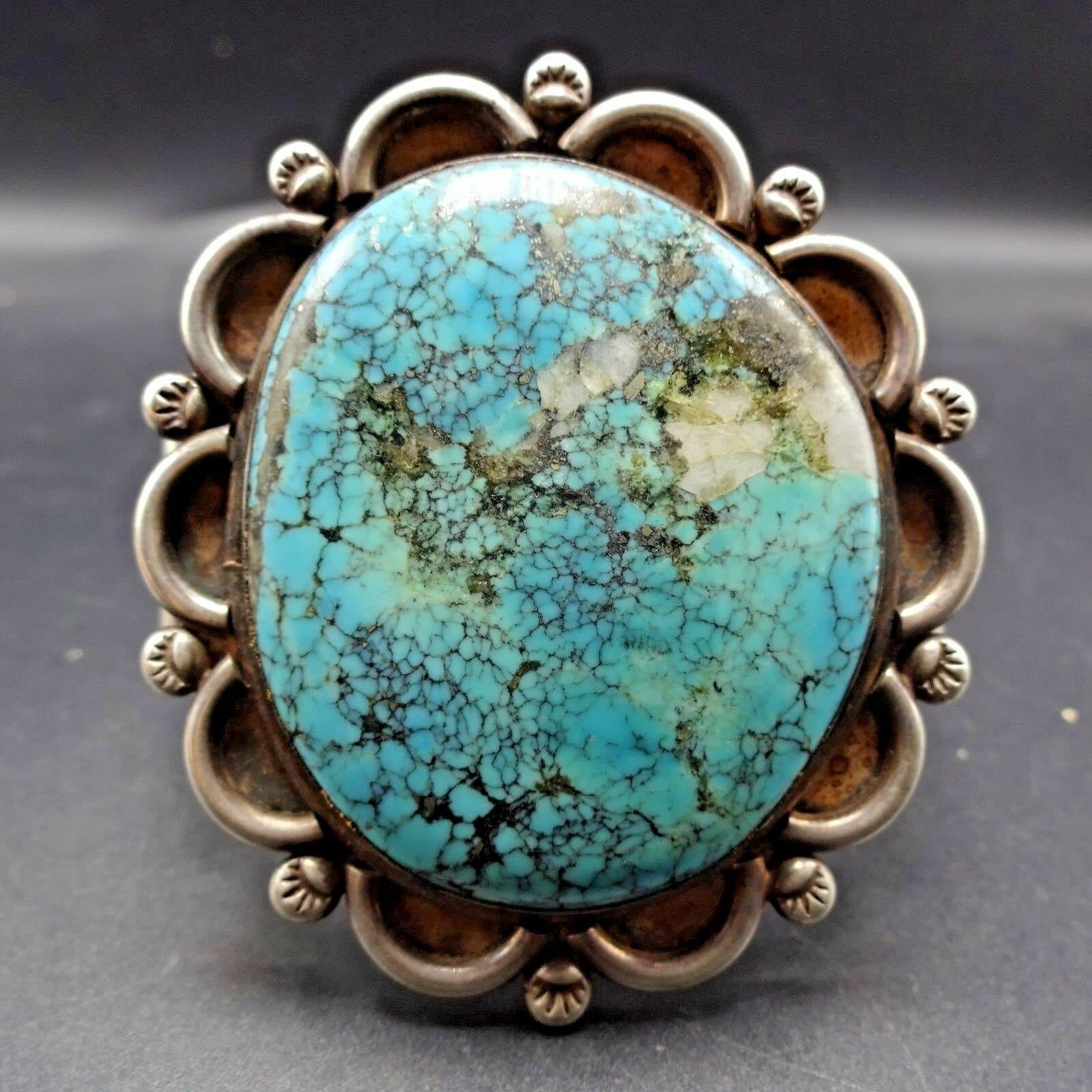 Schweres Signiertes Vintage Sterling Silber Und Riesiges Webbed Türkis Cuff Bracelet 101G von TurquoiseKachina