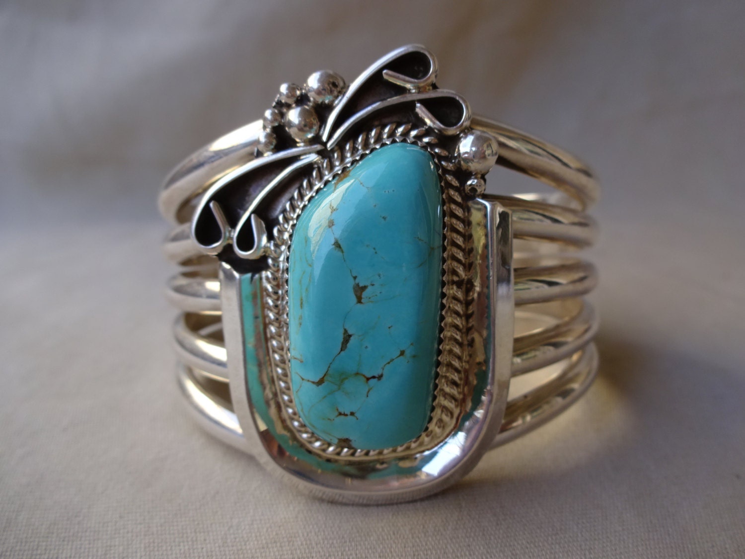 Schweres Signiertes Vintage Sterling Silber Und Türkis Manschettenarmband 112.8G von TurquoiseKachina