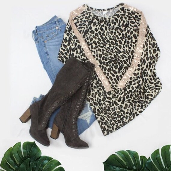 Ausverkauf Größe Medium. Leopard Print Langarm Mit Pailletten Akzent, Sunshine Und Rodeos Marke von TurquoiseLaneShop
