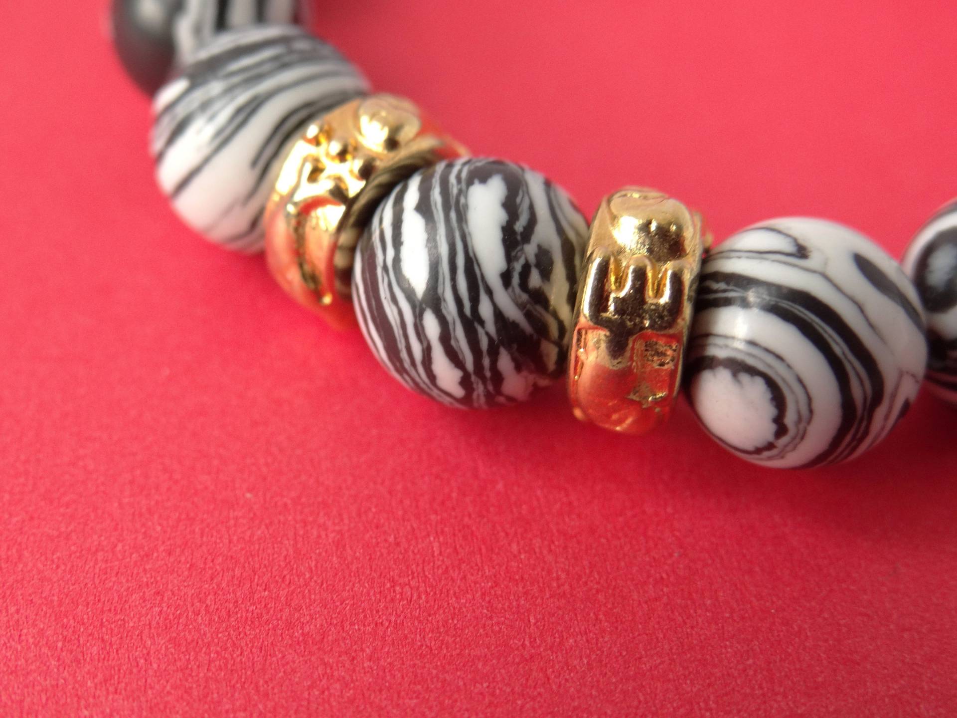 Schwarz Und Weiß Armband; Streifen Perlen Aus Naturstein; Matt Schwarz Gestreift Steine Mit Gold Jump Ringe Armband Schwarz Und Weiß Armband; Streifen Perlen Aus Naturstein; Matt Schwarz Gestreift Steine Mit Gold Jump Ringe Armband von TurquoisebyIDL