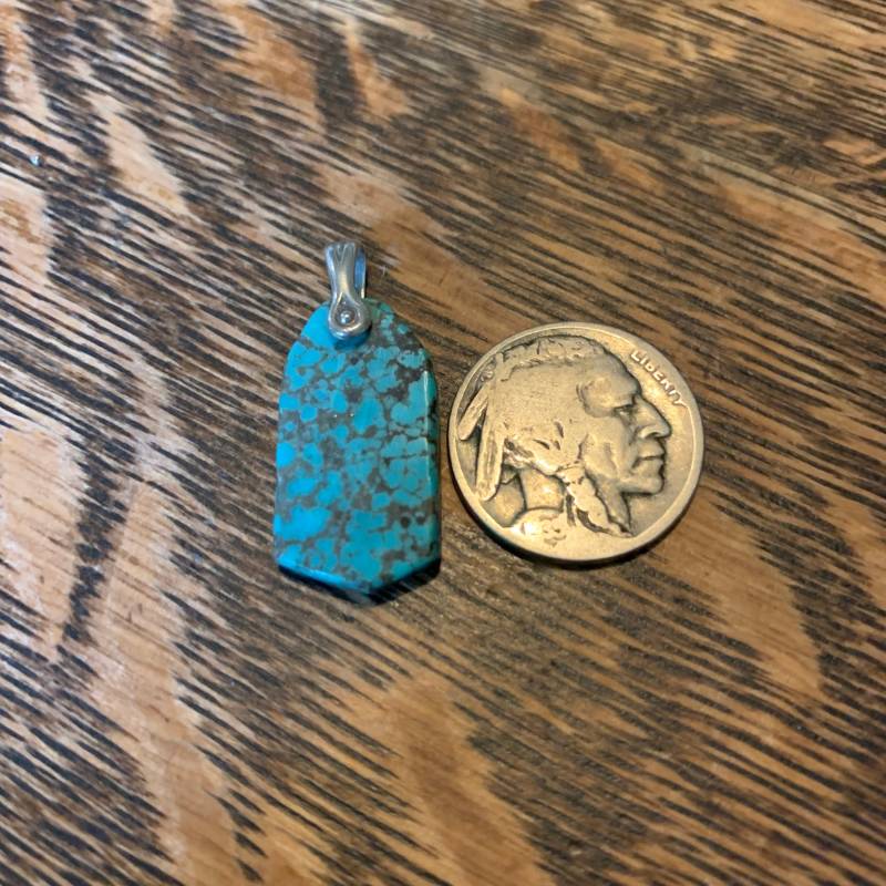 Schwarzes Netz Doppelseitiger Kingman Türkis Anhänger Mit Massivem Sterling Silber von Turquoisetomahawk