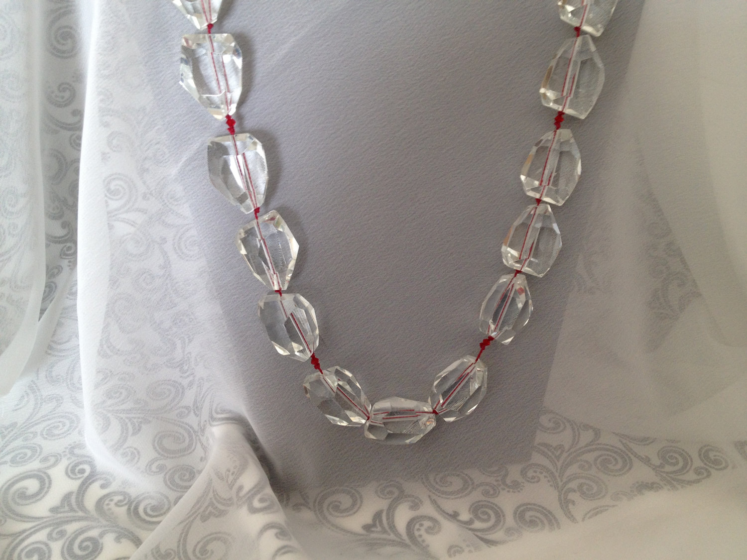 Ausschnitt Sale - Quarz Kristall Kette An Roter Seidenkordel Chunky & Fabulous Mit Knebelverschluss Ausschnitt Sale - Quarz Kristall Kette An Roter Seidenkordel Chunky & Fabulous Mit Knebelverschluss von TurtleDoveCreative
