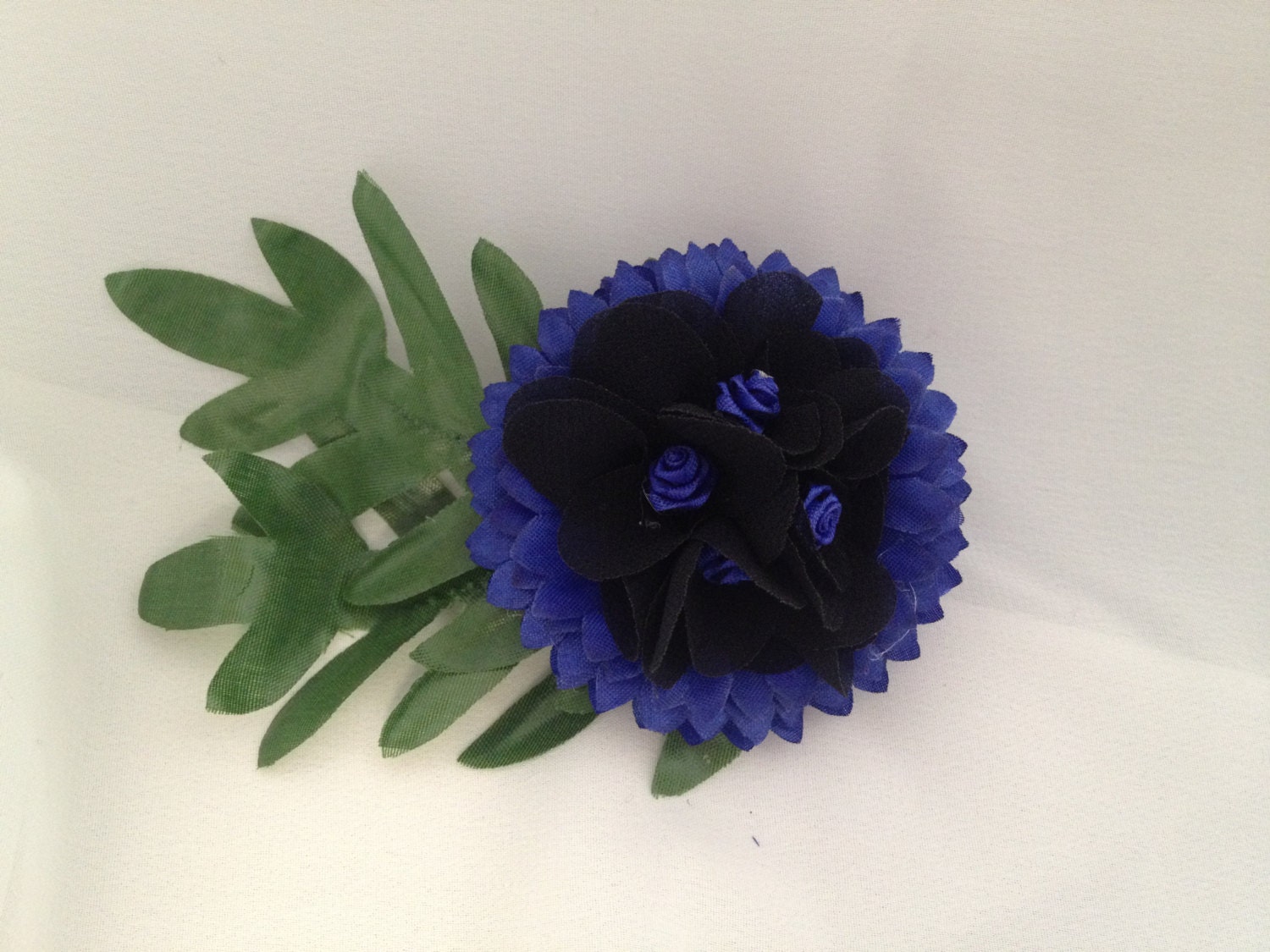 Elegante Blaue & Schwarz Floral Haar-Zubehör von TurtleDoveCreative