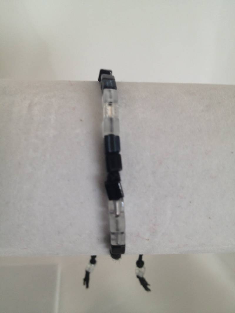 Graustufen Perlen Freundschaftsarmband - Schwarz, Grau, Silber, Und Klare Tie-On Armband Im Angebot Graustufen Perlen Freundschaftsarmband - Schwarz, Grau, Silber, Und Klare Tie-On Armband Im Angebot von TurtleDoveCreative