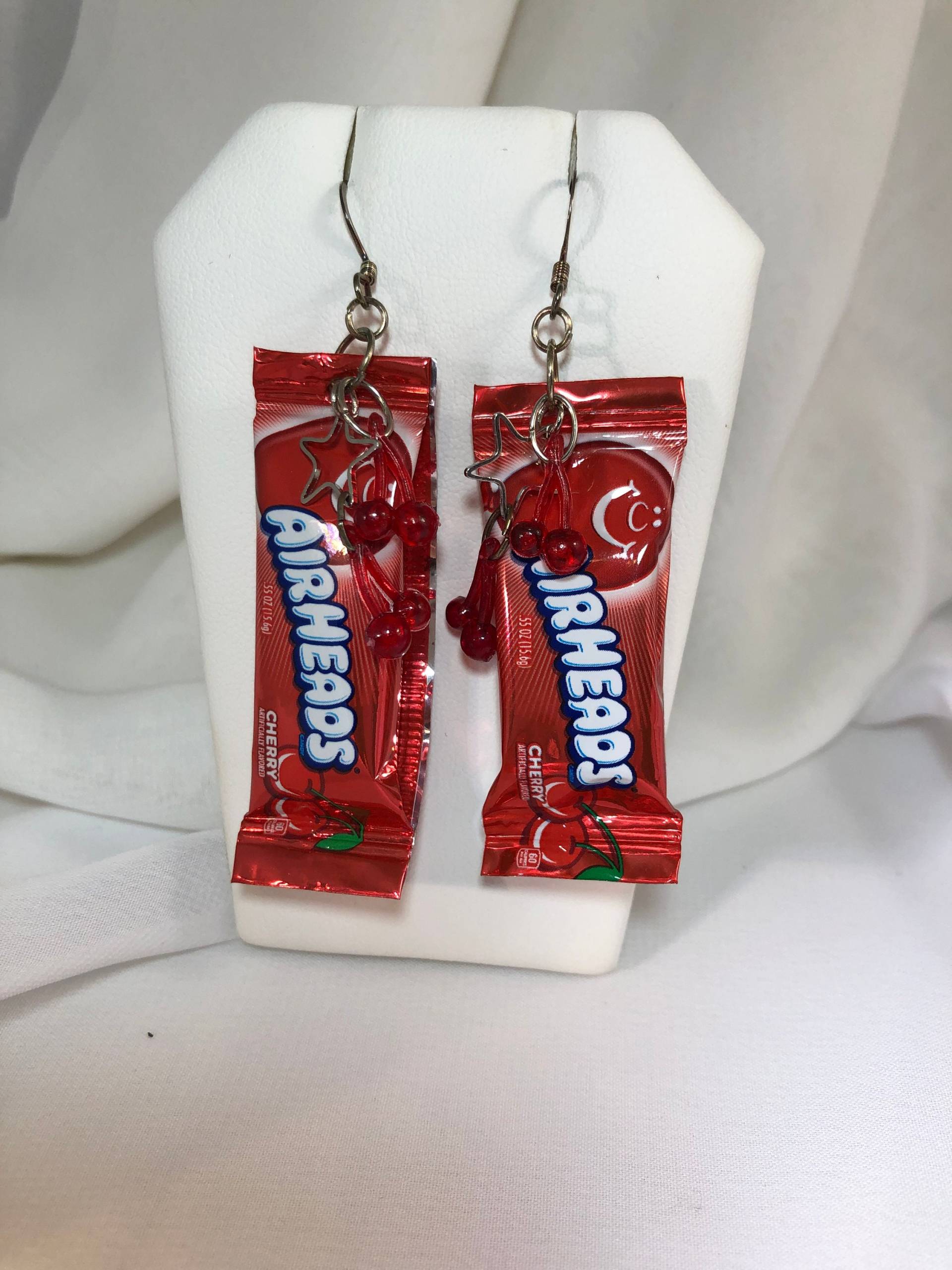 Miniatur Cherry Airheads "Mini Brands" Neuheit 3D Pin Ohrringe Miniatur Cherry Airheads "Mini Brands" Neuheit 3D Pin Ohrringe von TurtleDoveCreative