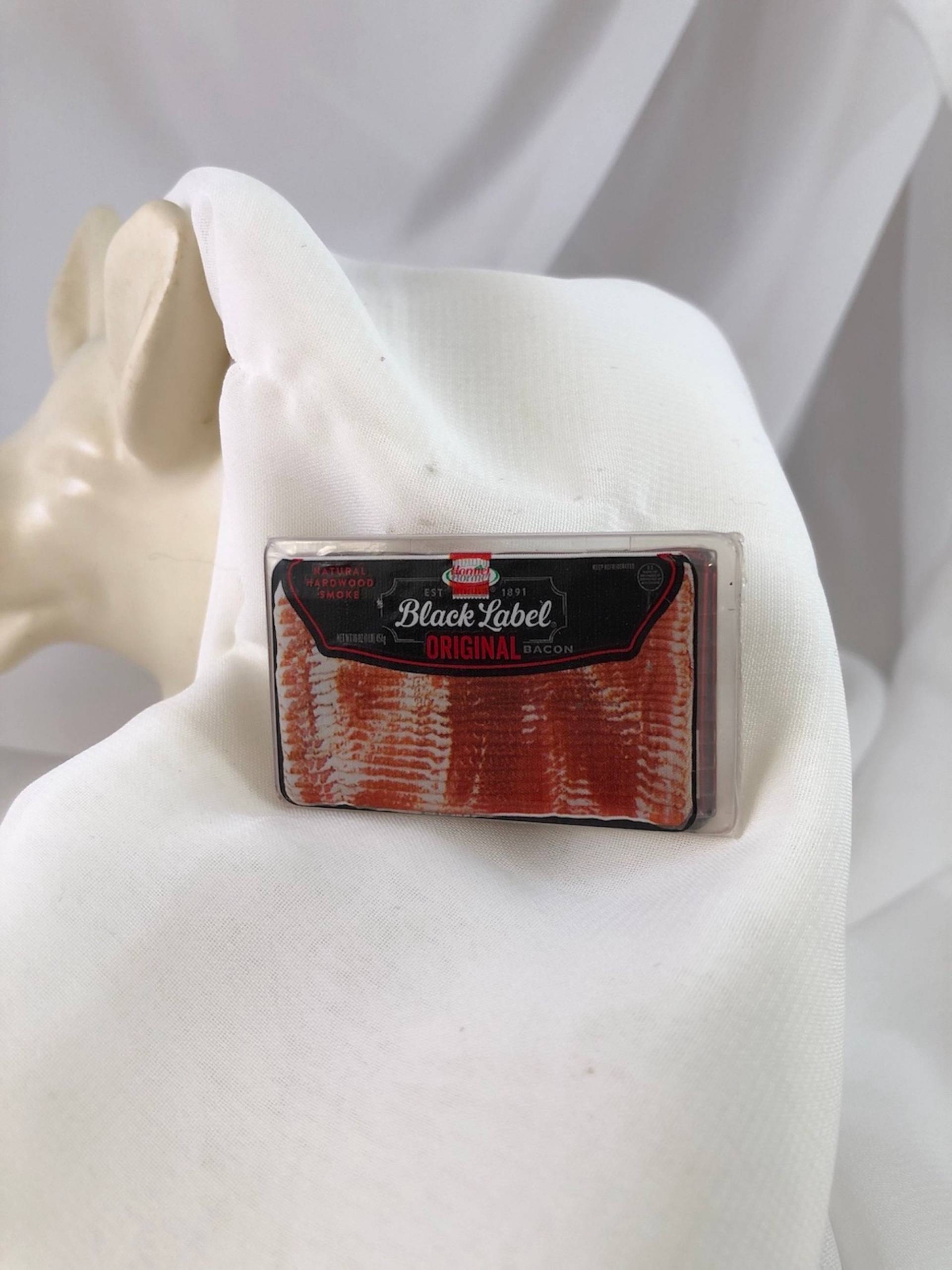 Miniatur Hormel Schwarz Label Speck Paket, "Mini Marken" Neuheit 3D Pin Brosche Miniatur Hormel Schwarz Label Speck Paket, "Mini Marken" Neuheit 3D Pin Brosche von TurtleDoveCreative
