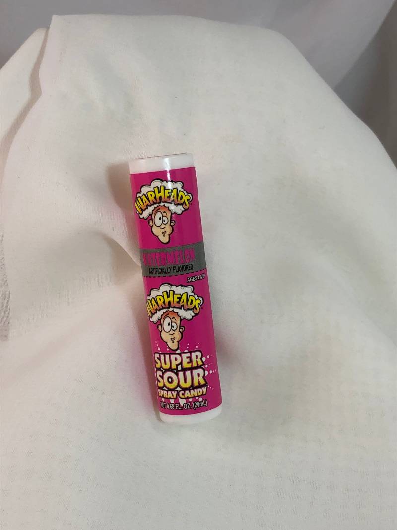 Miniatur Super Säuerliche Sprengköpfe Spray Candy, Watermelon Flavor "Mini Brands" Novelty 3D Pin Brosche von TurtleDoveCreative