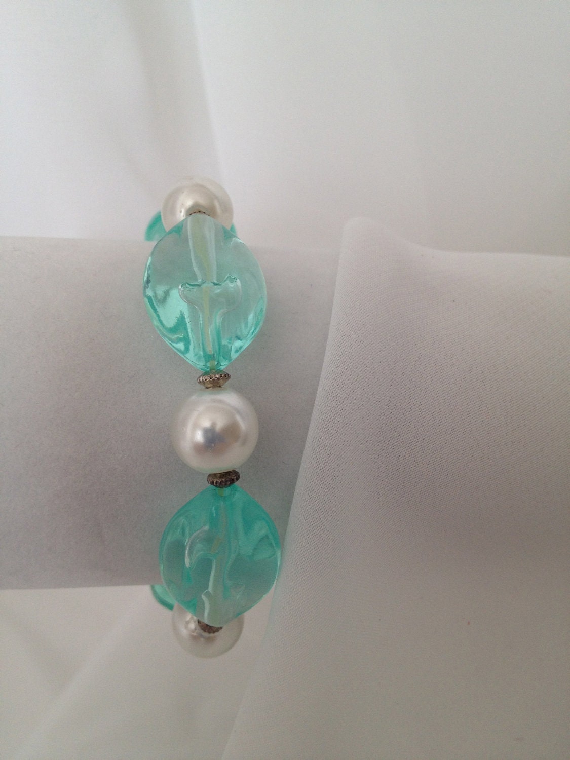 Rückverkauf - On Trend Stretch Armband Aus Aqua, Perle Und Silber Schritt in Den Frühlingstrends Mit Perlen Pastellen Rückverkauf - On Trend Stretch Armband Aus Aqua, Perle Und Silber Schritt in Den Frühlingstrends Mit Perlen Pastellen von TurtleDoveCreative