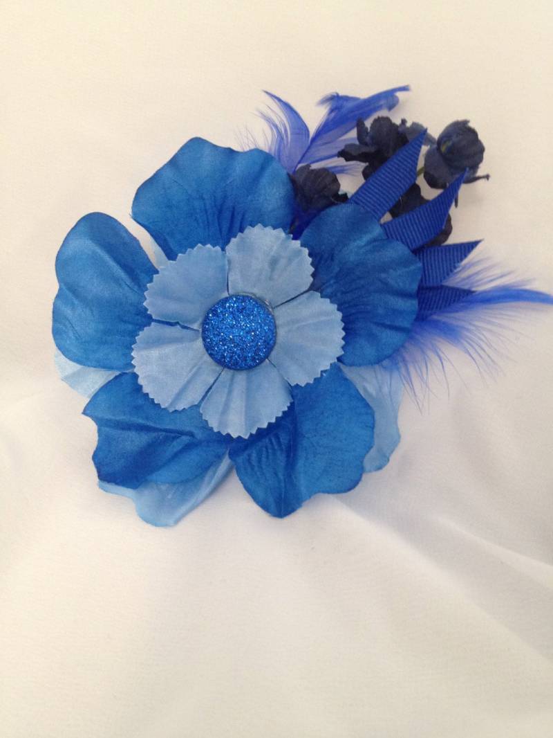 Spaß Und Frivolen Blue Floral & Feder Haar-Zubehör Spaß Und Frivolen Blue Floral & Feder Haar-Zubehör von TurtleDoveCreative