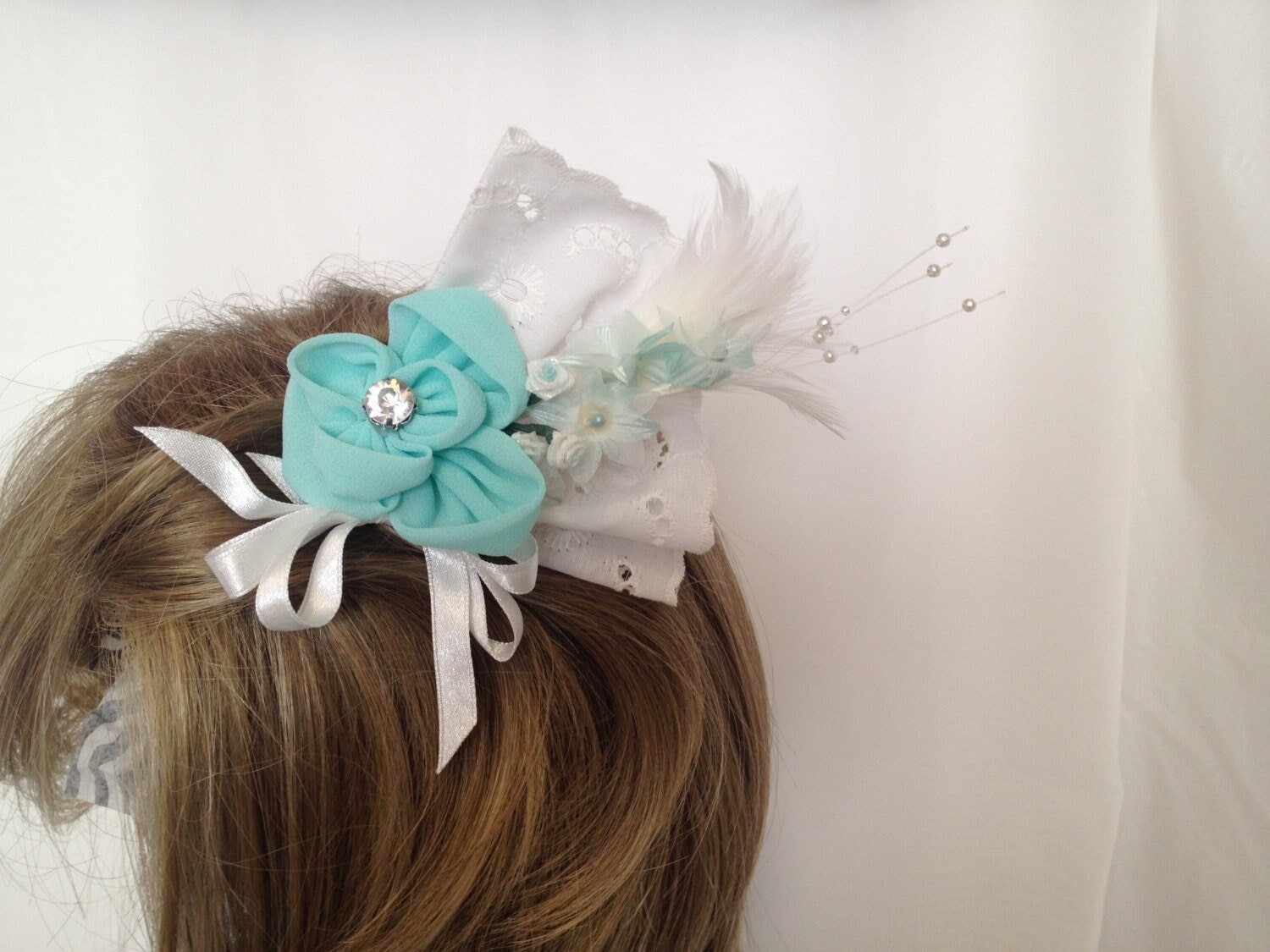 Süßes Aqua Und Während Florales Haar Accessoire von TurtleDoveCreative