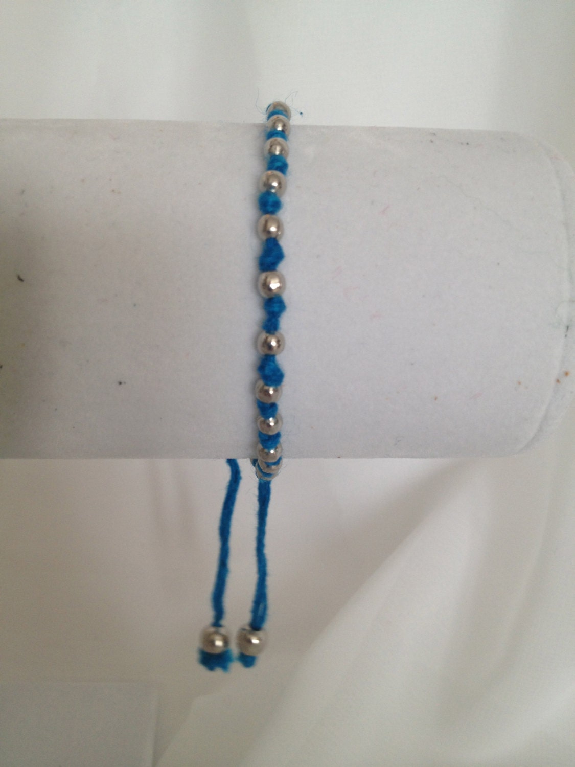 Türkis Und Silber Perlen Freundschaftsarmband - Türkisfarbenes Armband Mit Silberfarbenen Zum Binden Im Angebot von TurtleDoveCreative