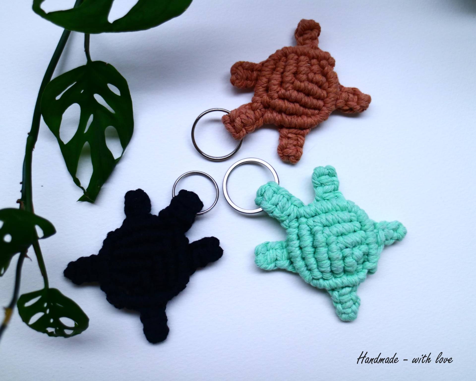 Handmade Makramee Turtle Keychain von TurtleTideCrafts