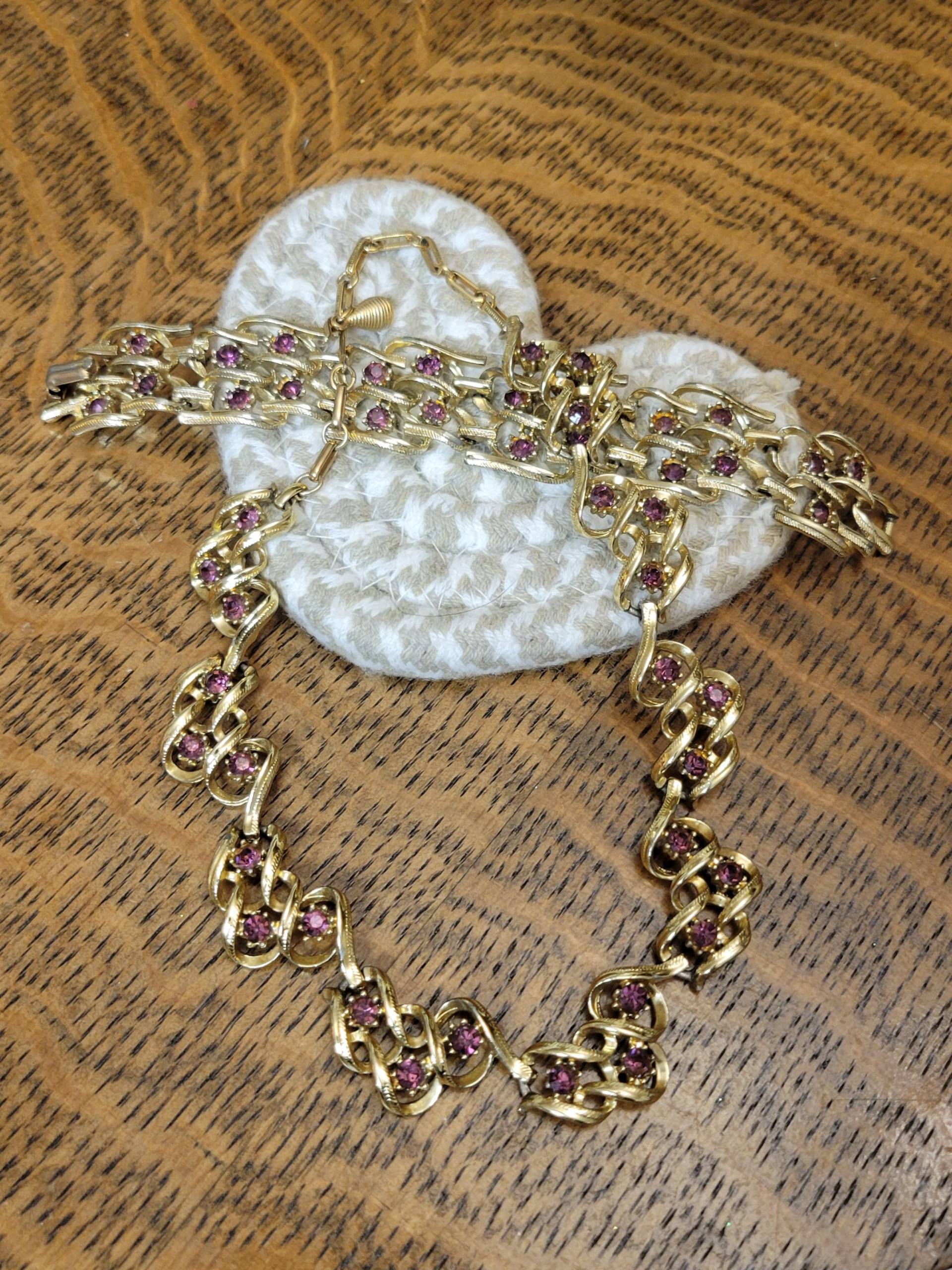 Vtg Coro Gold Ton Halskette Und Armband Mit Violetten Steinen Gesetzt Vtg Coro Gold Ton Halskette Und Armband Mit Violetten Steinen Gesetzt von TurtleTribeTreasures