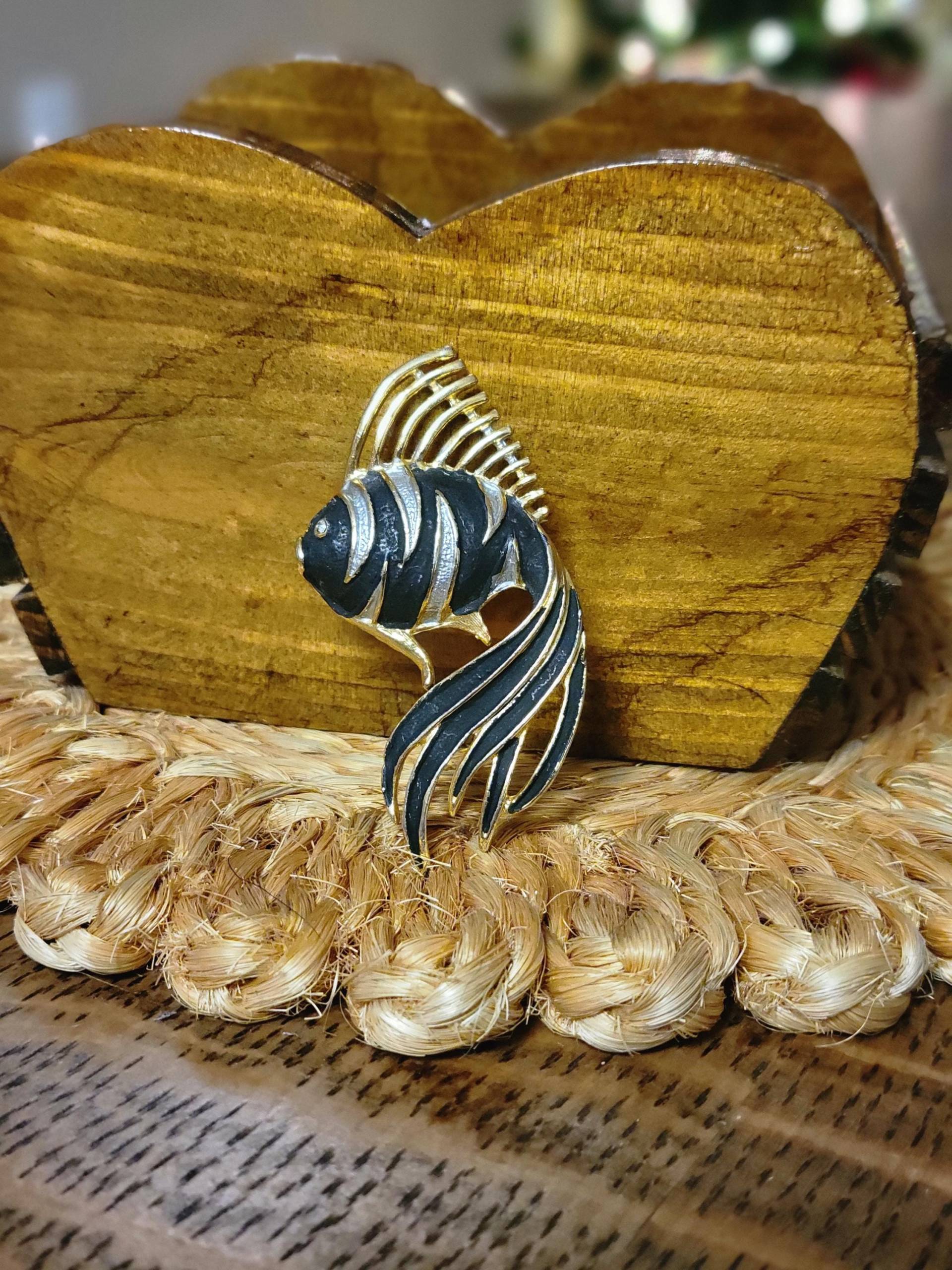 Vtg Gold Ton Schwarz Gestreifte Fisch Brosche Vtg Gold Ton Schwarz Gestreifte Fisch Brosche von TurtleTribeTreasures