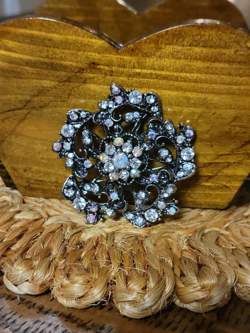 Vtg Multicolor Aurora Borealis Strass Silber Ton Brosche Vtg Multicolor Aurora Borealis Strass Silber Ton Brosche von TurtleTribeTreasures