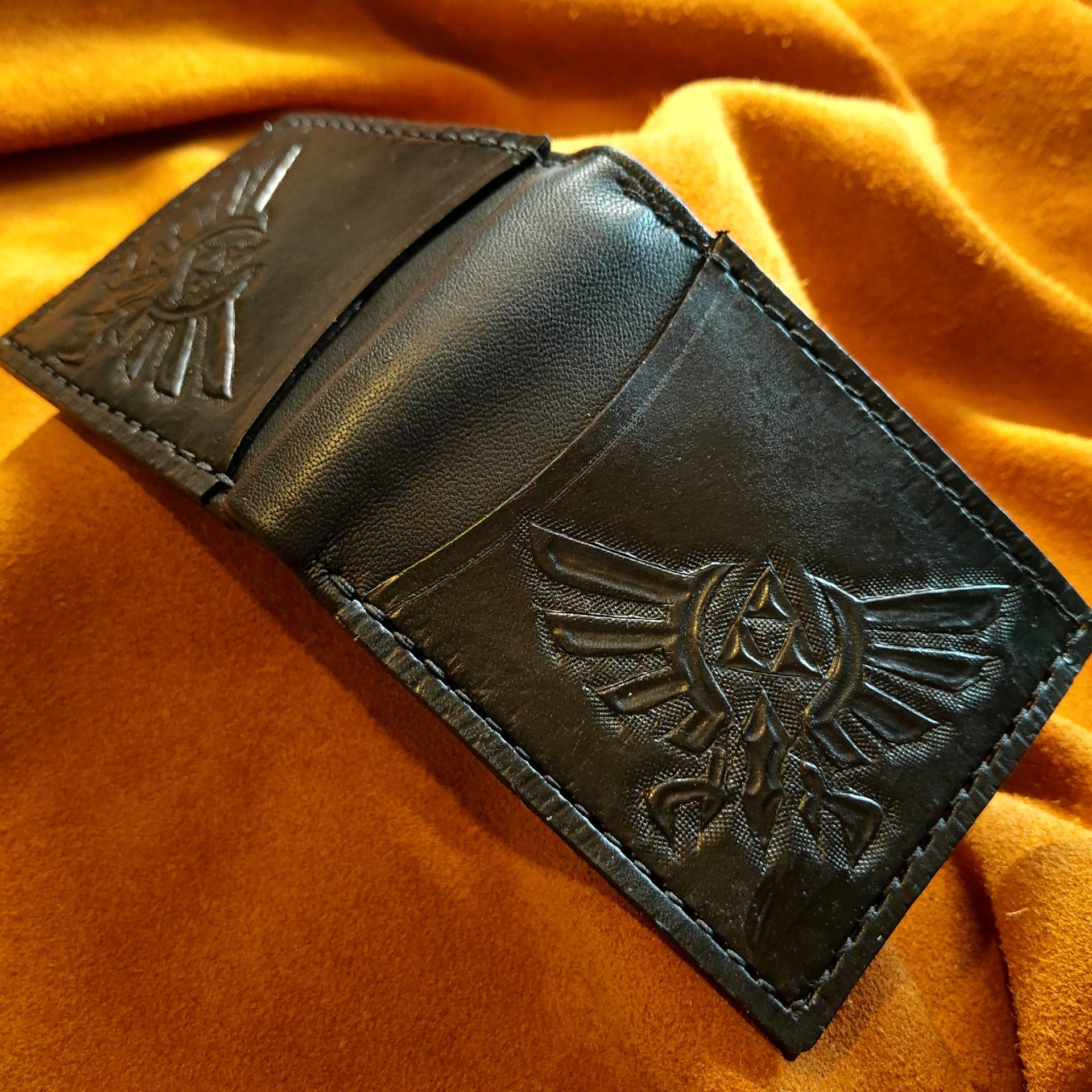 Doppel Hyrule Crest Leder Geldbörse - Bifold Handgefertigte Legend Of Zelda Link Wallet von TurtleVillageKraft