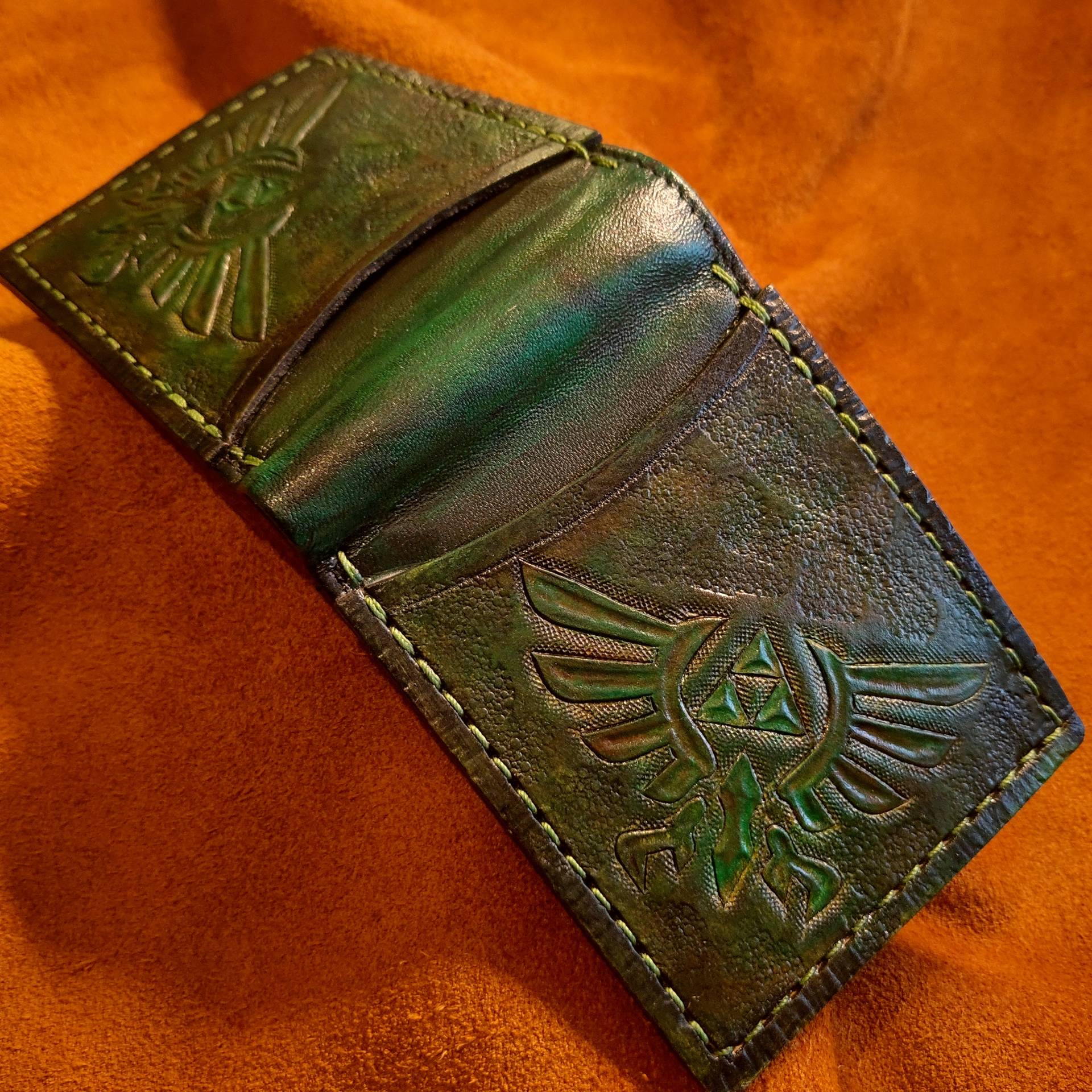 Doppelte Hyrule Crest Kokiri Grüne Version - Dunkelbraune Leder Bifold Geldbörse Handgefertigte Legend Of Zelda Link Wallet Doppelte Hyrule Crest Kokiri Grüne Version - Dunkelbraune Leder Bifold Geldbörse Handgefertigte Legend Of Zelda Link Wallet von TurtleVillageKraft