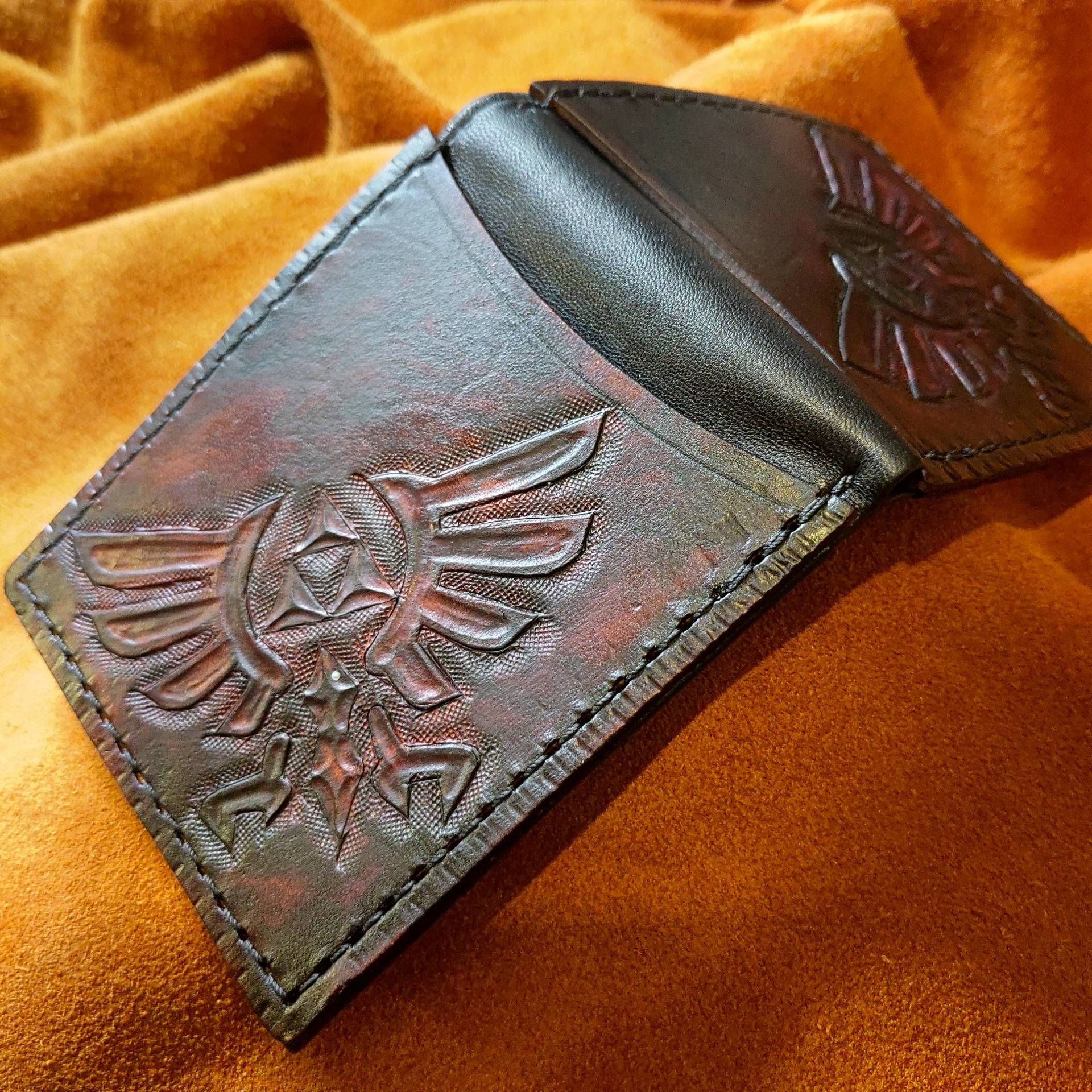 Doppelte Hyrule Crest Leder Brieftasche - Dunkelbraune Version Bifold Handgefertigte Legend Of Zelda Link Doppelte Hyrule Crest Leder Brieftasche - Dunkelbraune Version Bifold Handgefertigte Legend Of Zelda Link von TurtleVillageKraft