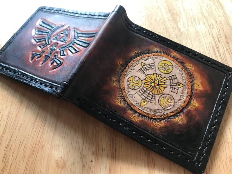 Hyrule Historia Leder Geldbörse - Bifold Wallet Geek Geschenk Handgefertigte Legend Of Zelda Link von TurtleVillageKraft