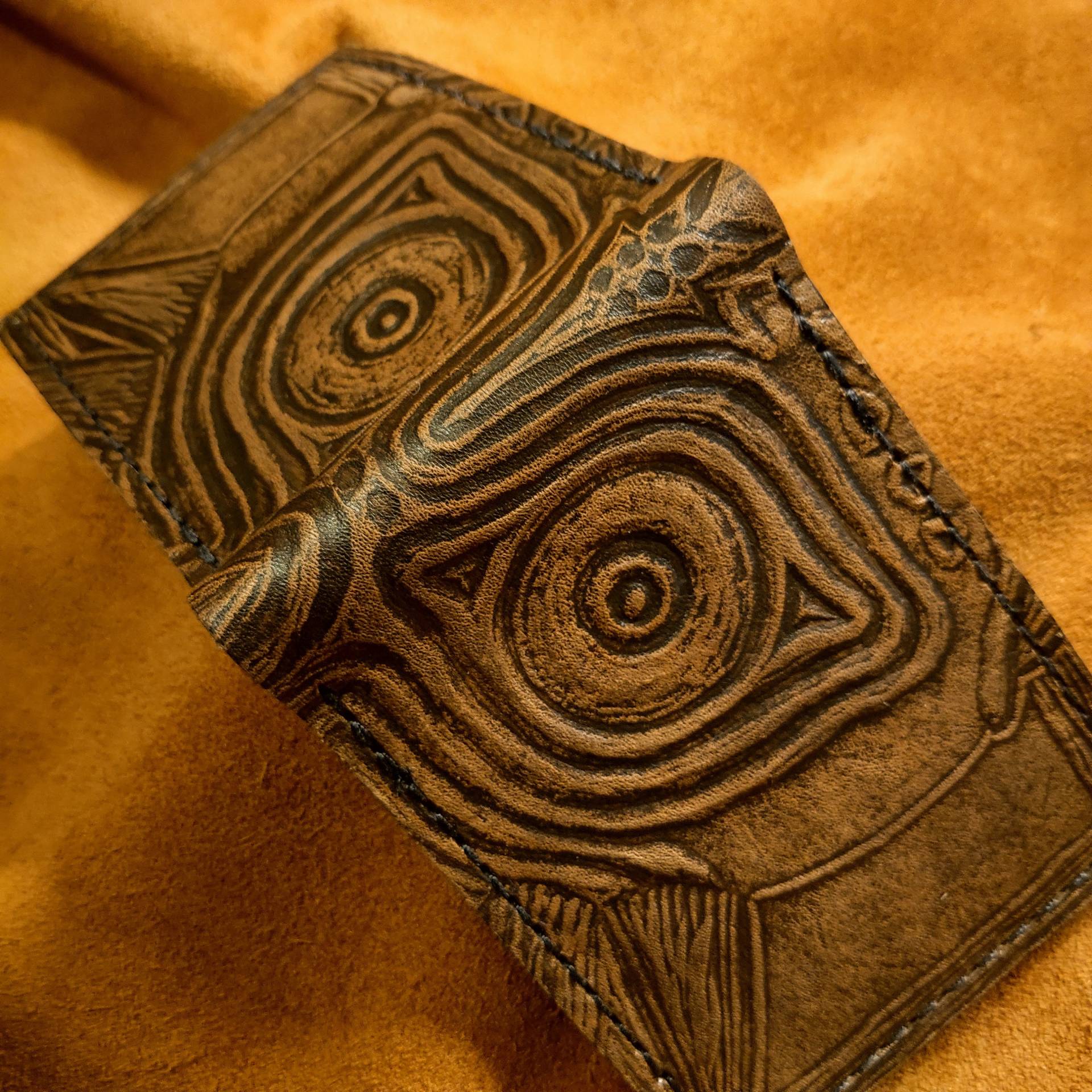 Majoras Mask - Robuste Braune Leder Bifold Geldbörse Handgefertigte Majoras Mask - Robuste Braune Leder Bifold Geldbörse Handgefertigte von TurtleVillageKraft