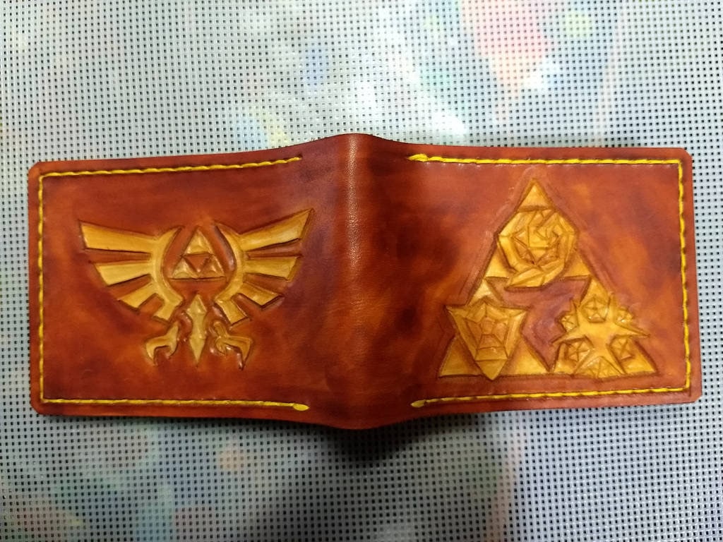 Triforce Und Holy Relics - Tan Brown Leder Portemonnaie Bifold Brieftasche Handgefertigte Legende Von Zelda Link Triforce Und Holy Relics - Tan Brown Leder Portemonnaie Bifold Brieftasche Handgefertigte Legende Von Zelda Link von TurtleVillageKraft