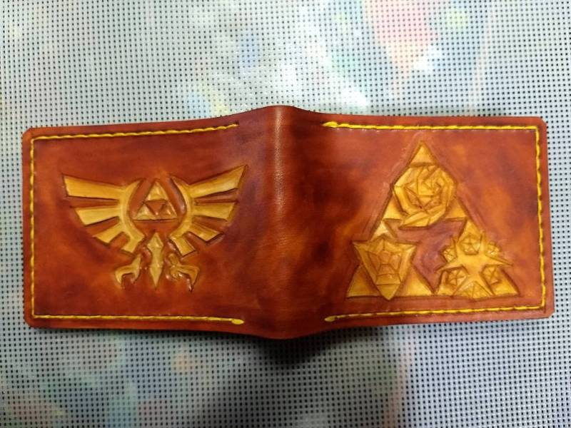 Triforce Und Holy Relics - Tan Brown Leder Portemonnaie Bifold Brieftasche Handgefertigte Legende Von Zelda Link Triforce Und Holy Relics - Tan Brown Leder Portemonnaie Bifold Brieftasche Handgefertigte Legende Von Zelda Link von TurtleVillageKraft
