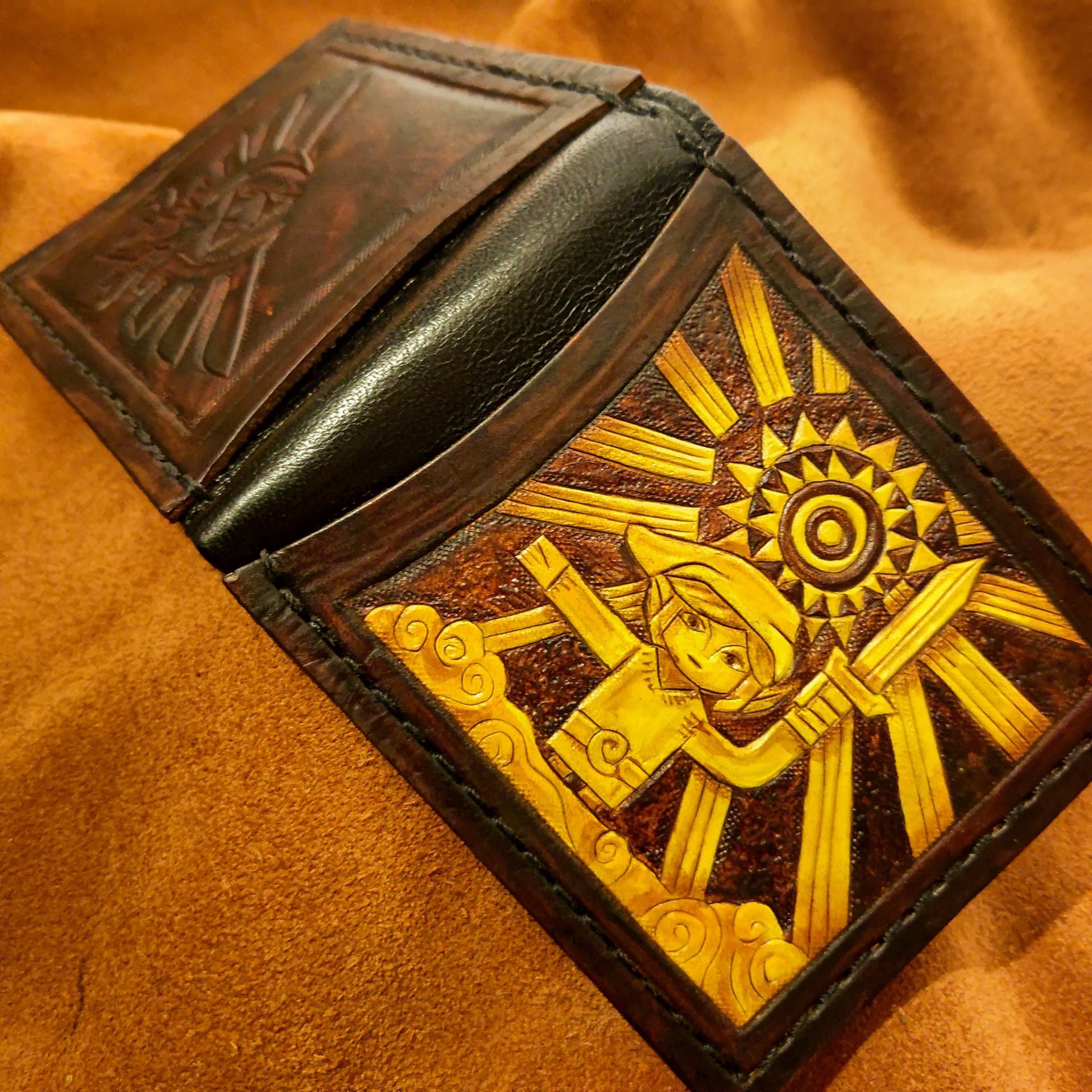 Wind Waker Hyrule Crest Leder Geldbeutel - Dunkelbraun Und Elfenbein Farbe Bifold Handgefertigte Legend Of Zelda Wind Waker Hyrule Crest Leder Geldbeutel - Dunkelbraun Und Elfenbein Farbe Bifold Handgefertigte Legend Of Zelda von TurtleVillageKraft