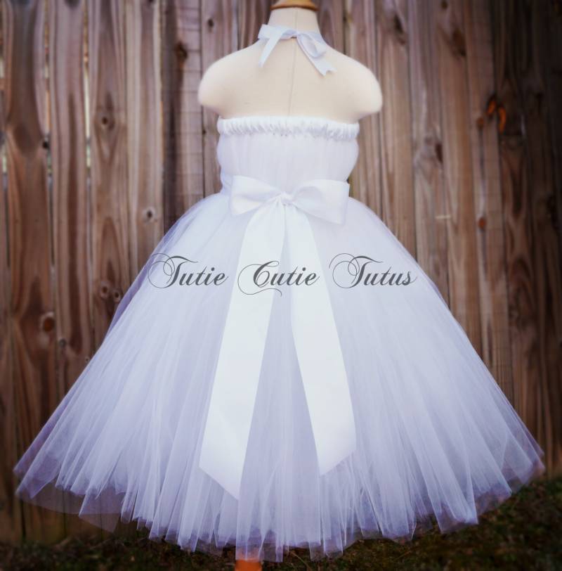 Elegantes Weißes Tutu Kleid Mit Breiter Weißer Satinschärpe Nb-8 von TutieCutieTutus