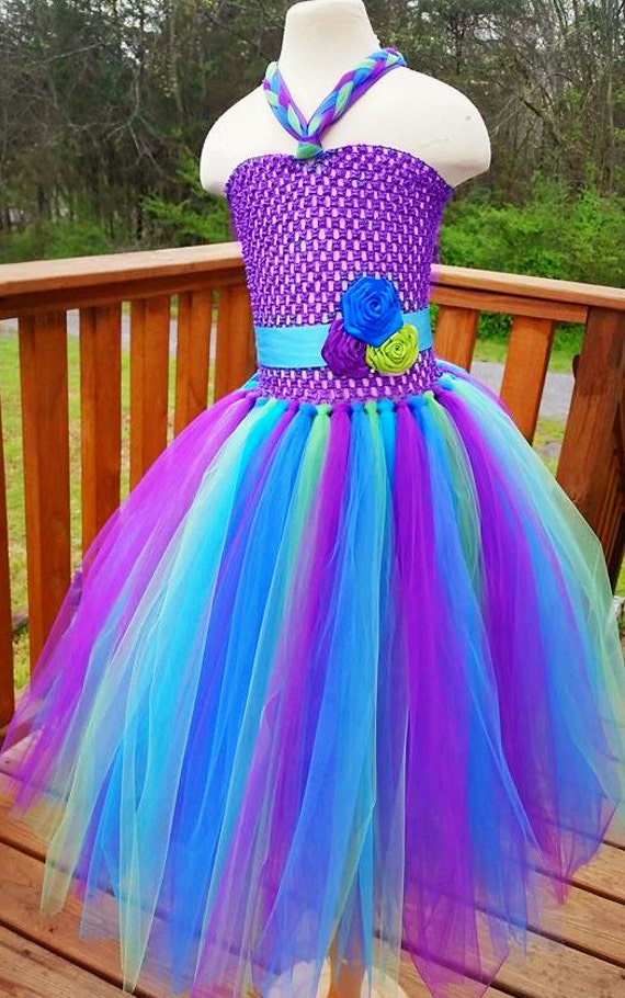 Pfauen Strand Inspiriertes Blumenmädchen Tutu Kleid in Lila Royalblau Und Lindgrün von TutieCutieTutus
