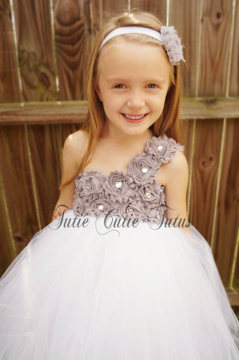 Shabby Chic Blumenmädchen Tutu Kleid Grau Und Weiß von TutieCutieTutus