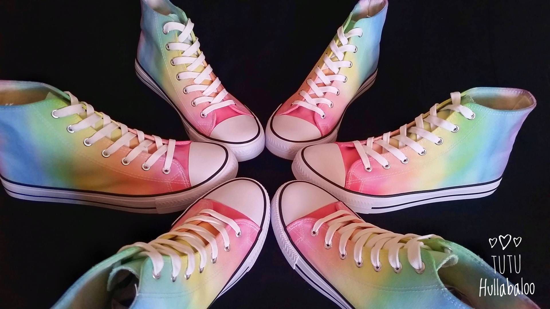 Lgbt Pride Regenbogen Batik Hightop Segeltuch-Schuhe Lgbt Pride Regenbogen Batik Hightop Segeltuch-Schuhe von TutuHullabaloo