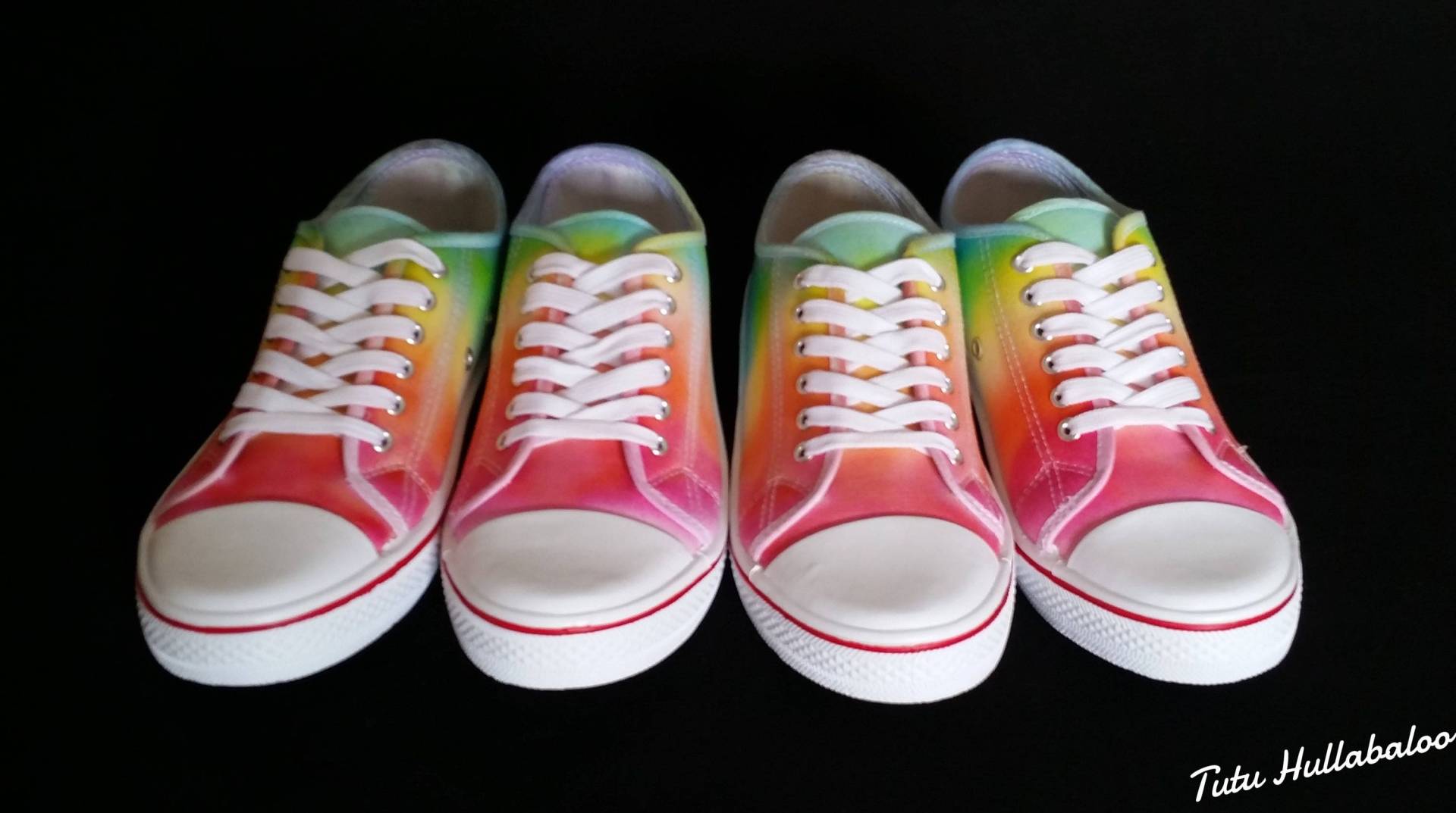 Regenbogen Batik Plimsolls - Lgbt Pride Schuhe Regenbogen Batik Plimsolls - Lgbt Pride Schuhe von TutuHullabaloo