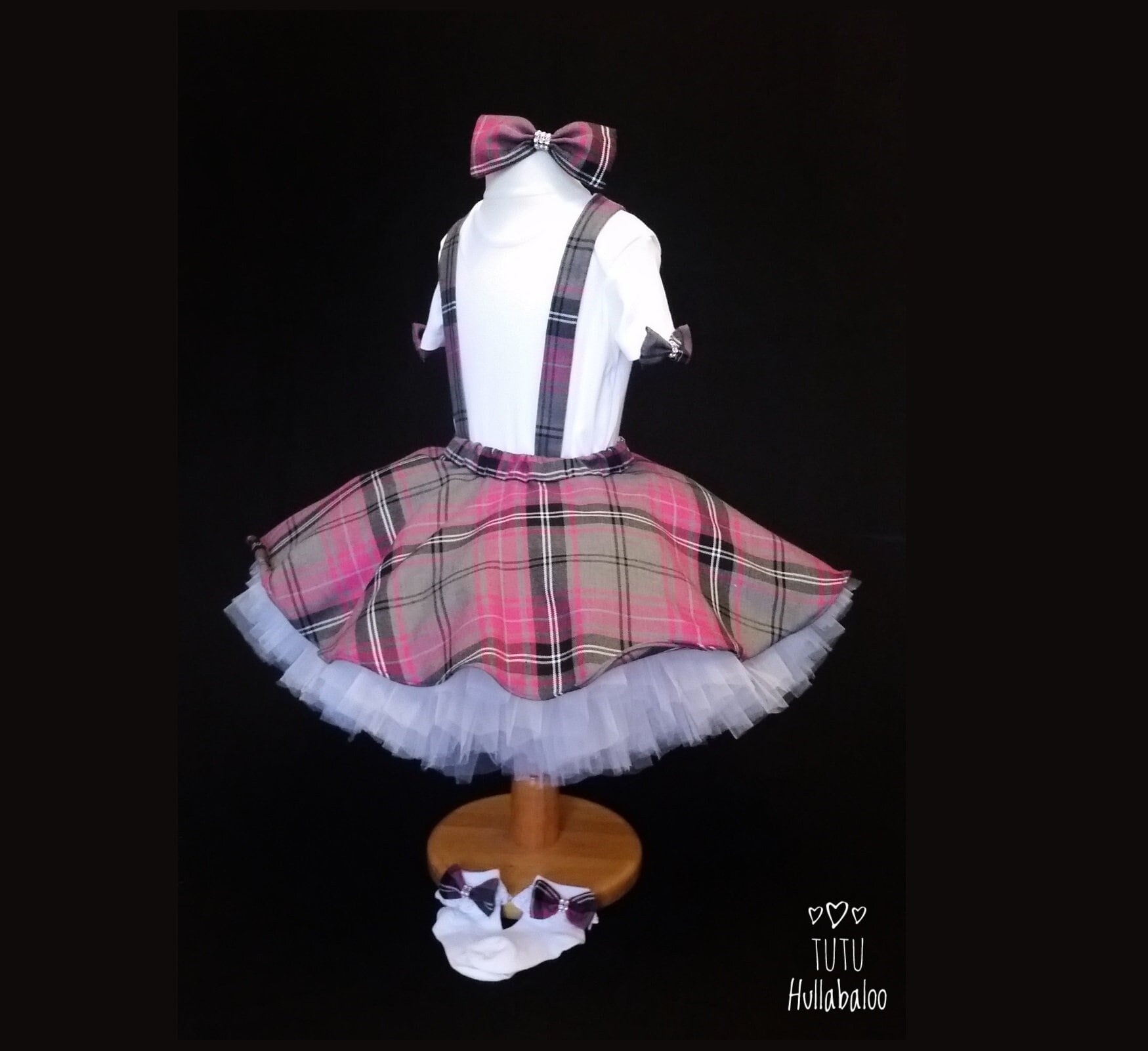 Tartan Trägerkleid Set Tutu, Socken & Haarband Tartan Trägerkleid Set Tutu, Socken & Haarband von TutuHullabaloo