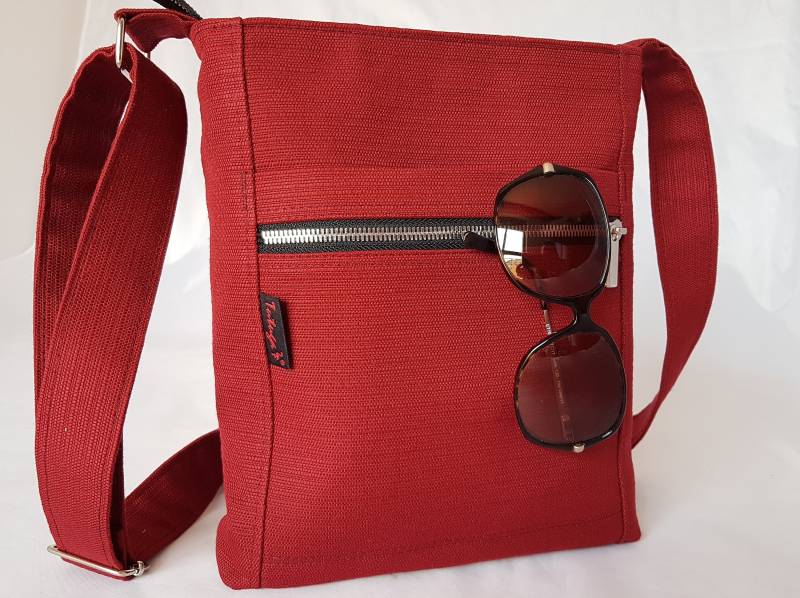 Imatra Umhängetasche - Bordeaux Rot Kleine Vegane Tasche Burgundy Imatra Umhängetasche - Bordeaux Rot Kleine Vegane Tasche Burgundy von Tutuga