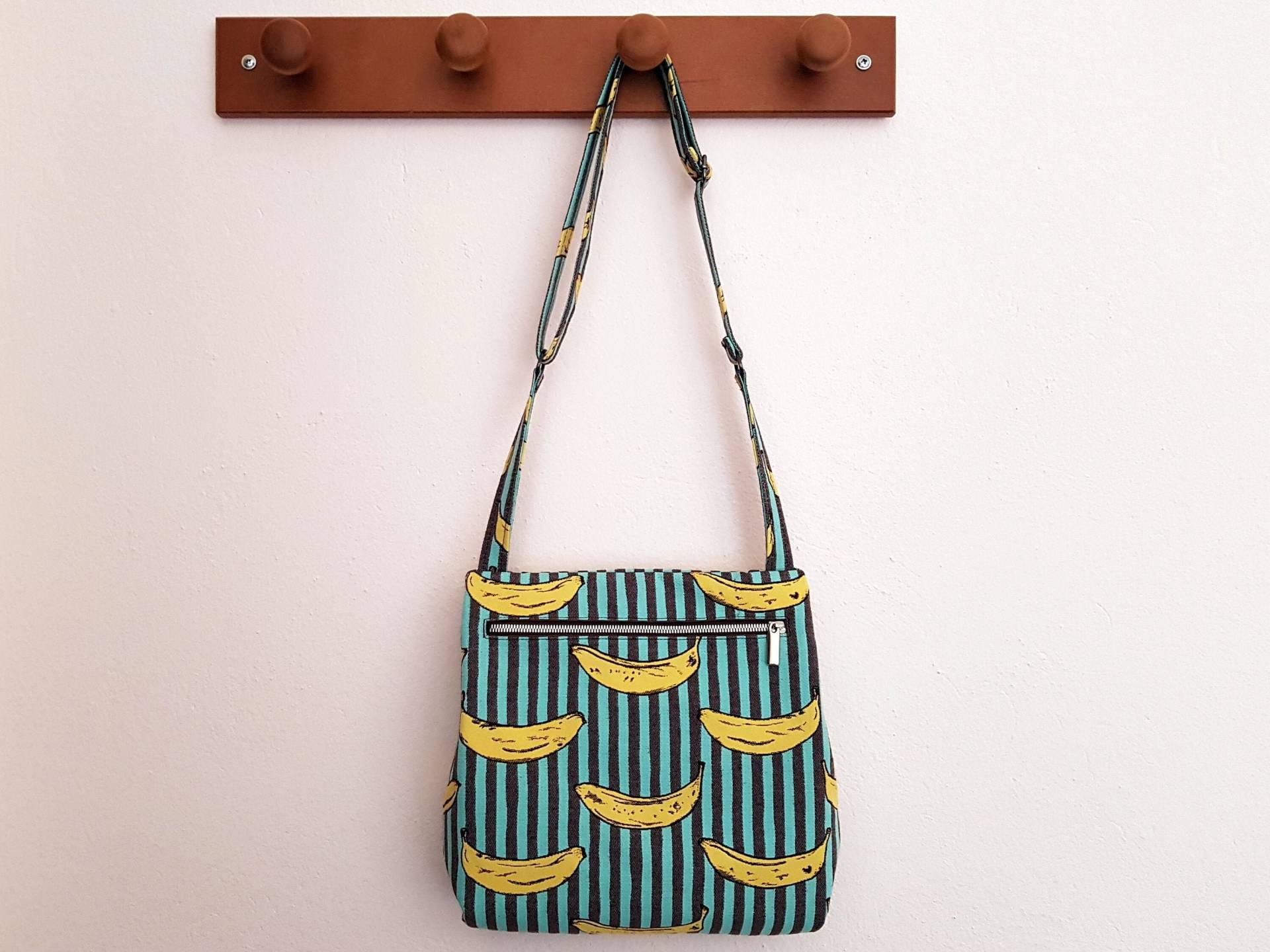 Lapua Crossbody Bag - Pop Art Tasche Mit Bananen Motiven Gobelin Ausgefallene Reißverschluss Vegane Umhängetasche Bananas Lapua Crossbody Bag - Pop Art Tasche Mit Bananen Motiven Gobelin Ausgefallene Reißverschluss Vegane Umhängetasche Bananas von Tutuga