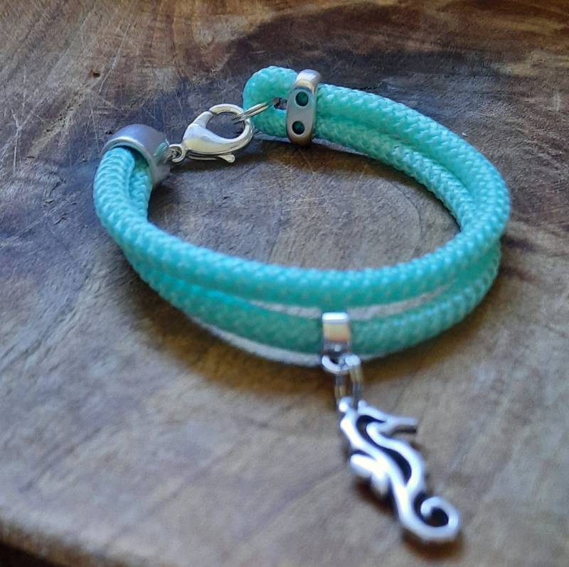 Armband Aus Segelseil Mit Seepferdchenanhänger Armband Aus Segelseil Mit Seepferdchenanhänger von TutulusDesigns