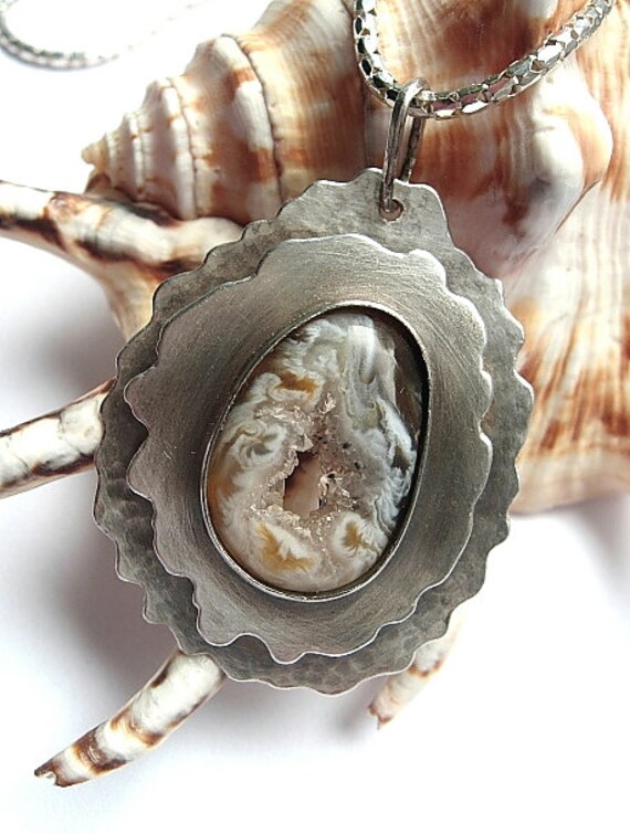 Handwerker-statement-Anhänger Mit Handgeschliffenes Achat Druzy "Insideout" von TuuliK